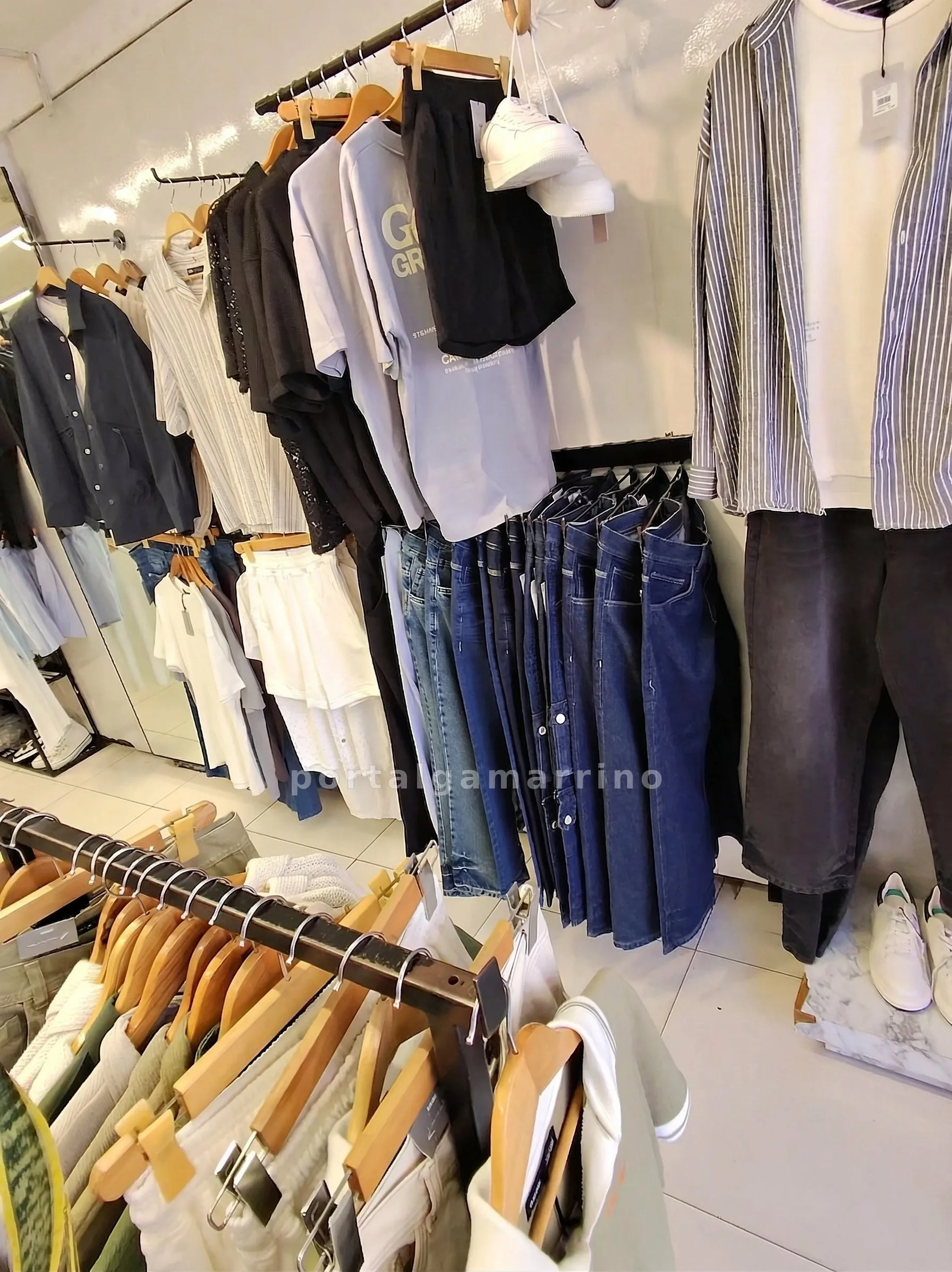 Tienda de ropa casual masculina con jeans y polos · Ropa y Moda · Ropa para hombre — foto 2