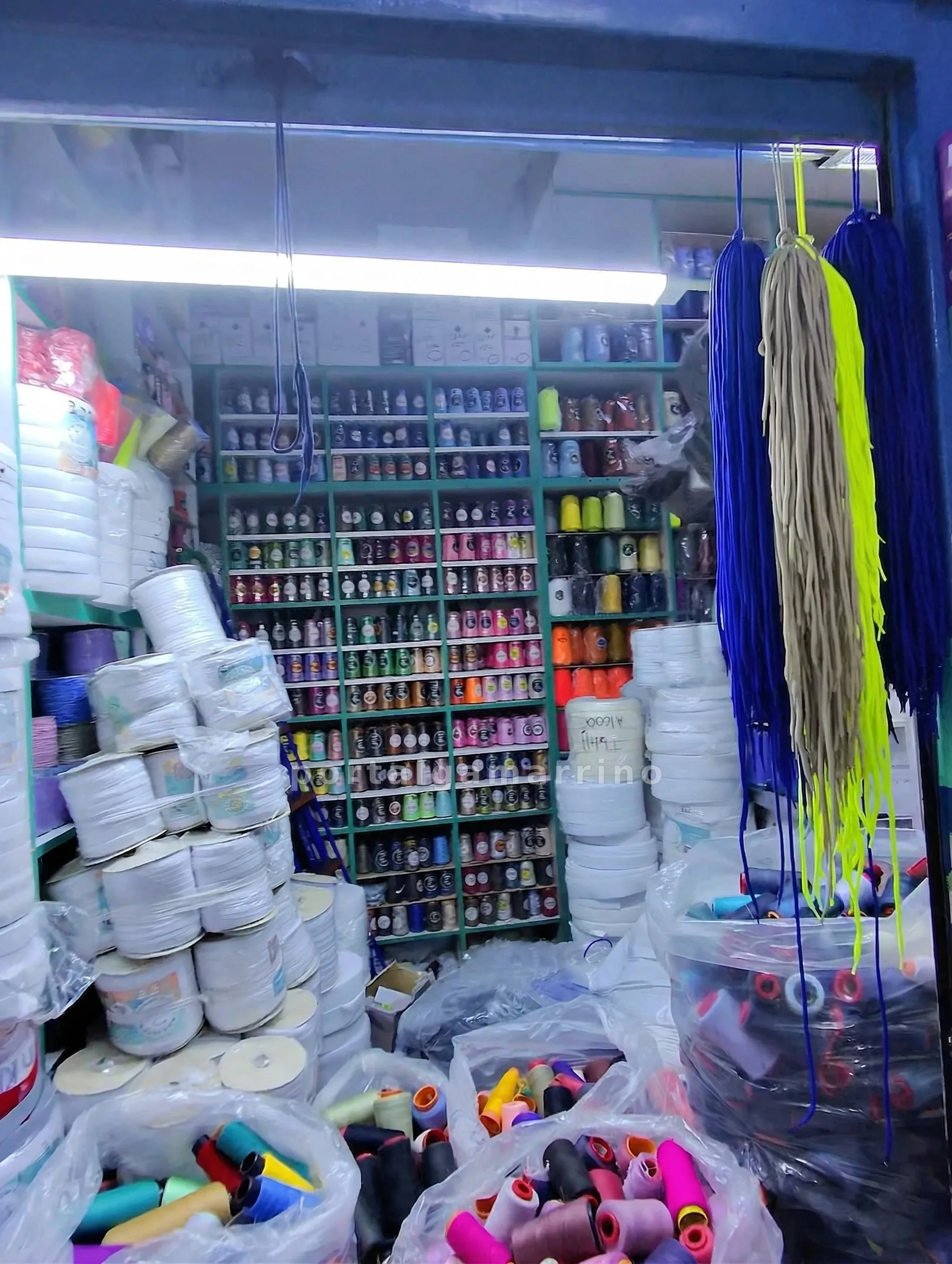 Tienda de AvĂos Textiles con Hilos, Cordones y Cintas · Insumos para confecciĂłn · Hilos/Cintas — foto 1