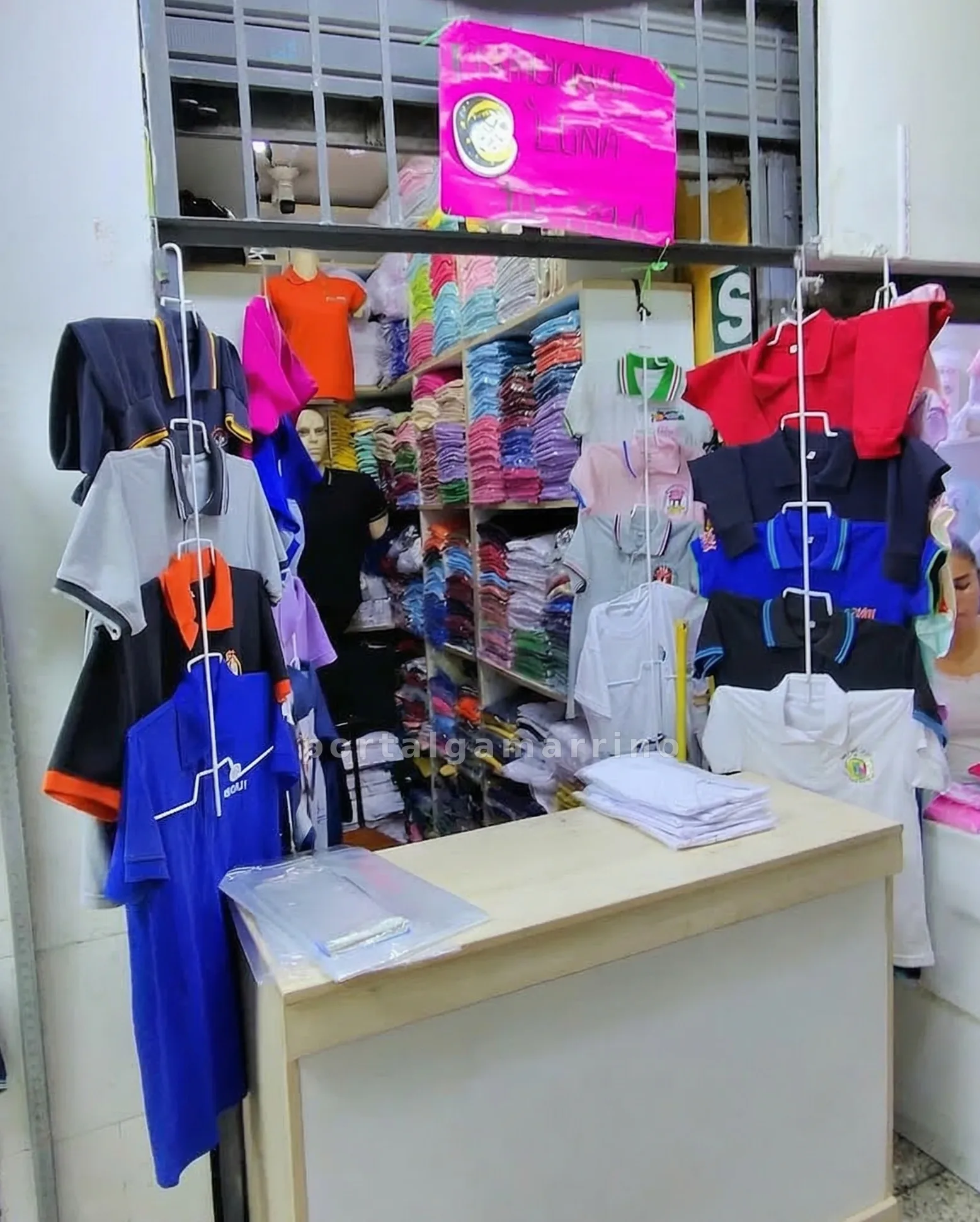 Tienda de Uniformes, Polos Pique y Polos Escolares · Merchandising · Camiseros para Empresas — foto 2