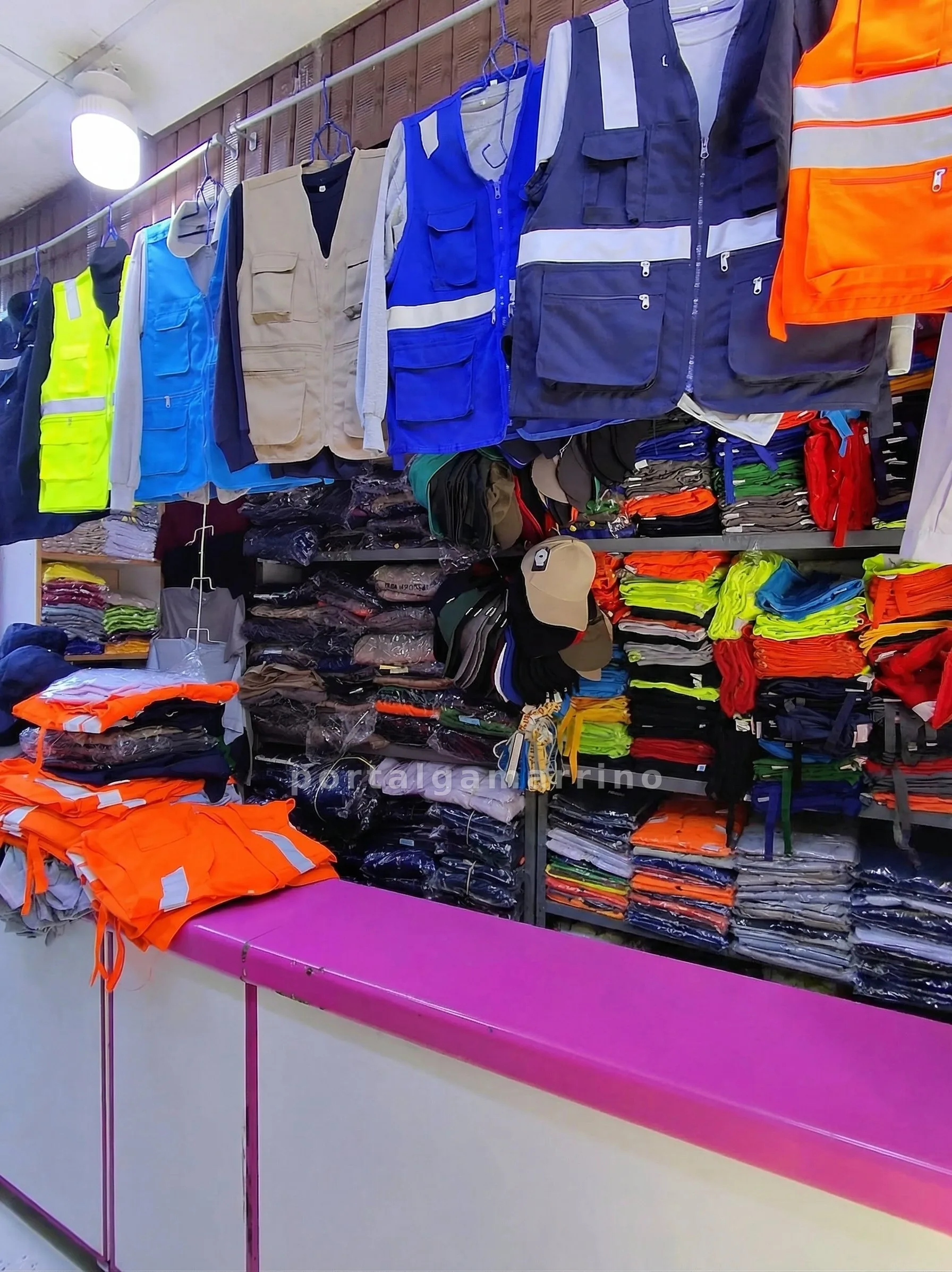 Tienda de Uniformes de Trabajo y Publicitarios — Jr Antonio Bazo 583