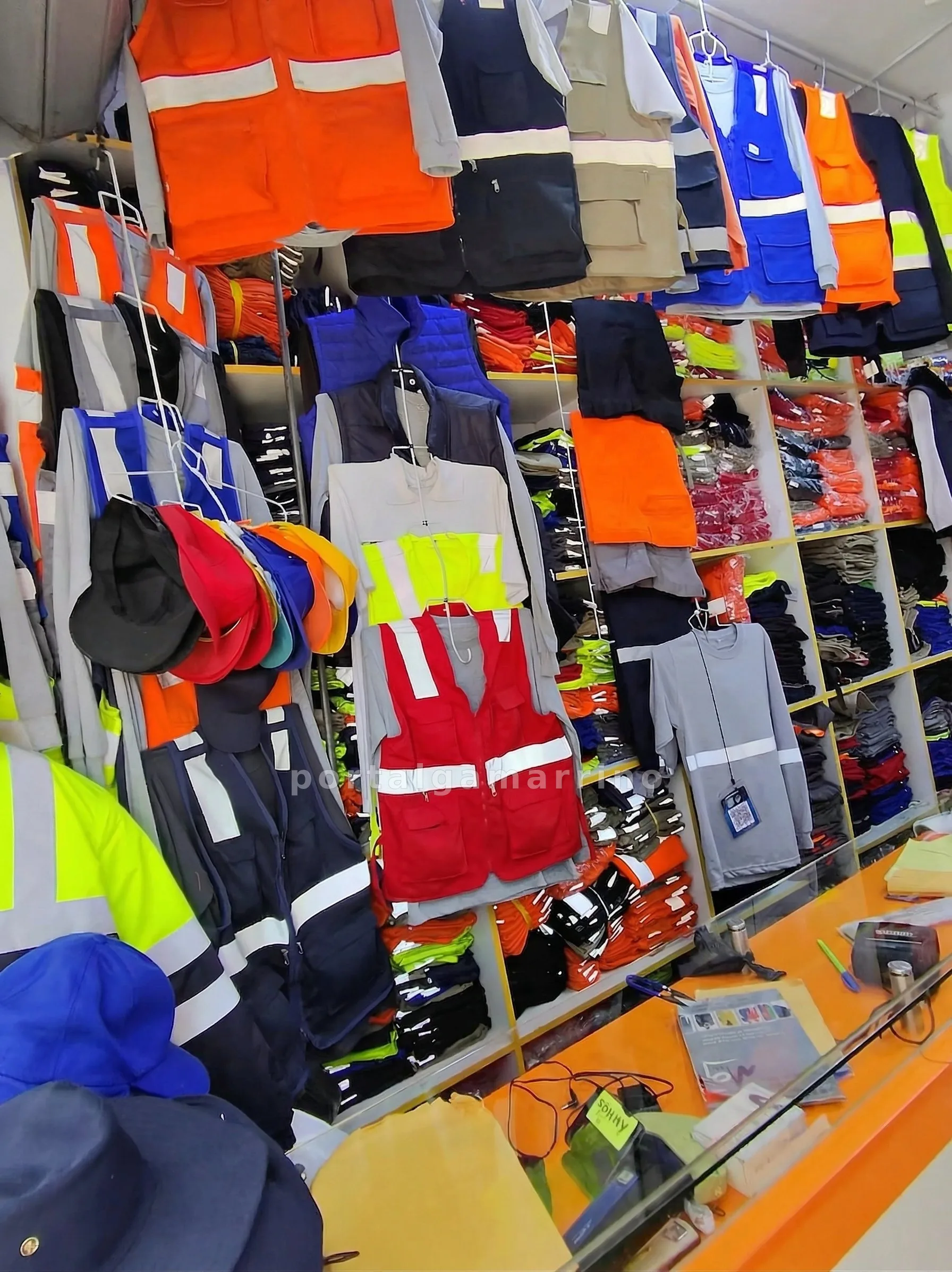 Tienda de Uniformes Industriales y Ropa de Seguridad · Uniformes y ropa corporativa · Ropa industrial y de seguridad — foto 2