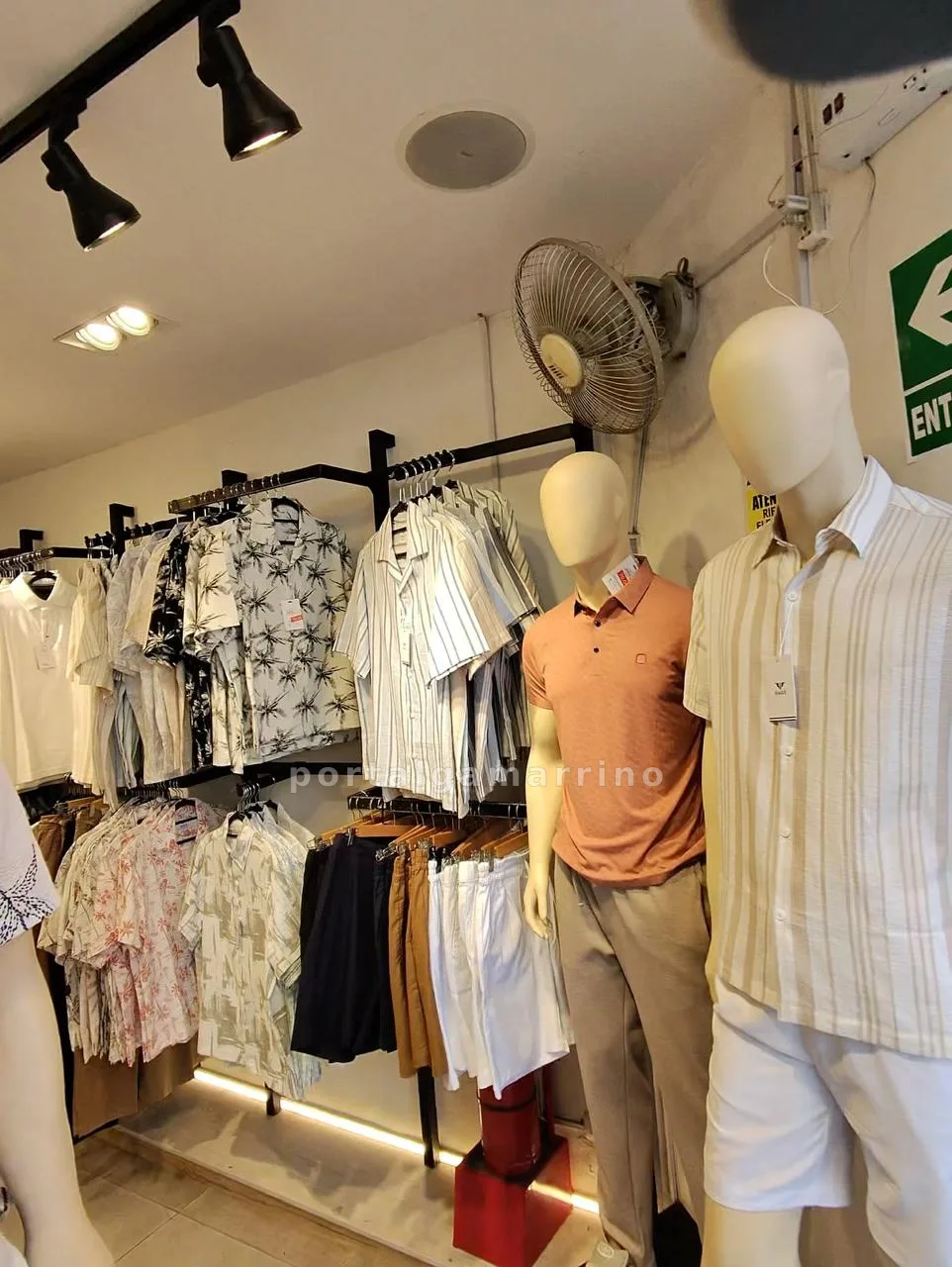 Tienda de ropa casual masculina — Galería Brisas