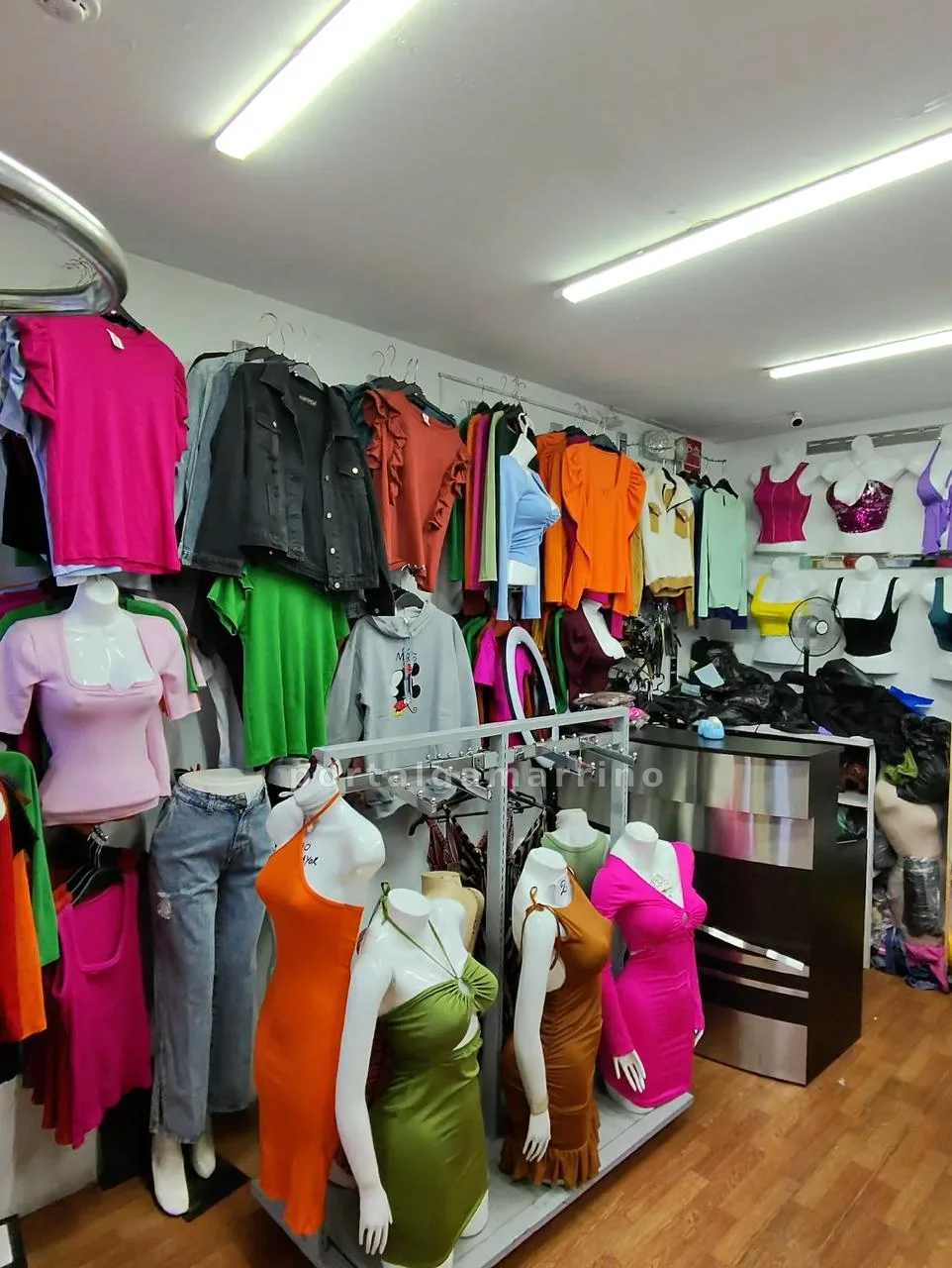 Tienda de ropa femenina de moda con bodies, tops y vestidos · Ropa y Moda · Ropa para mujer — foto 2