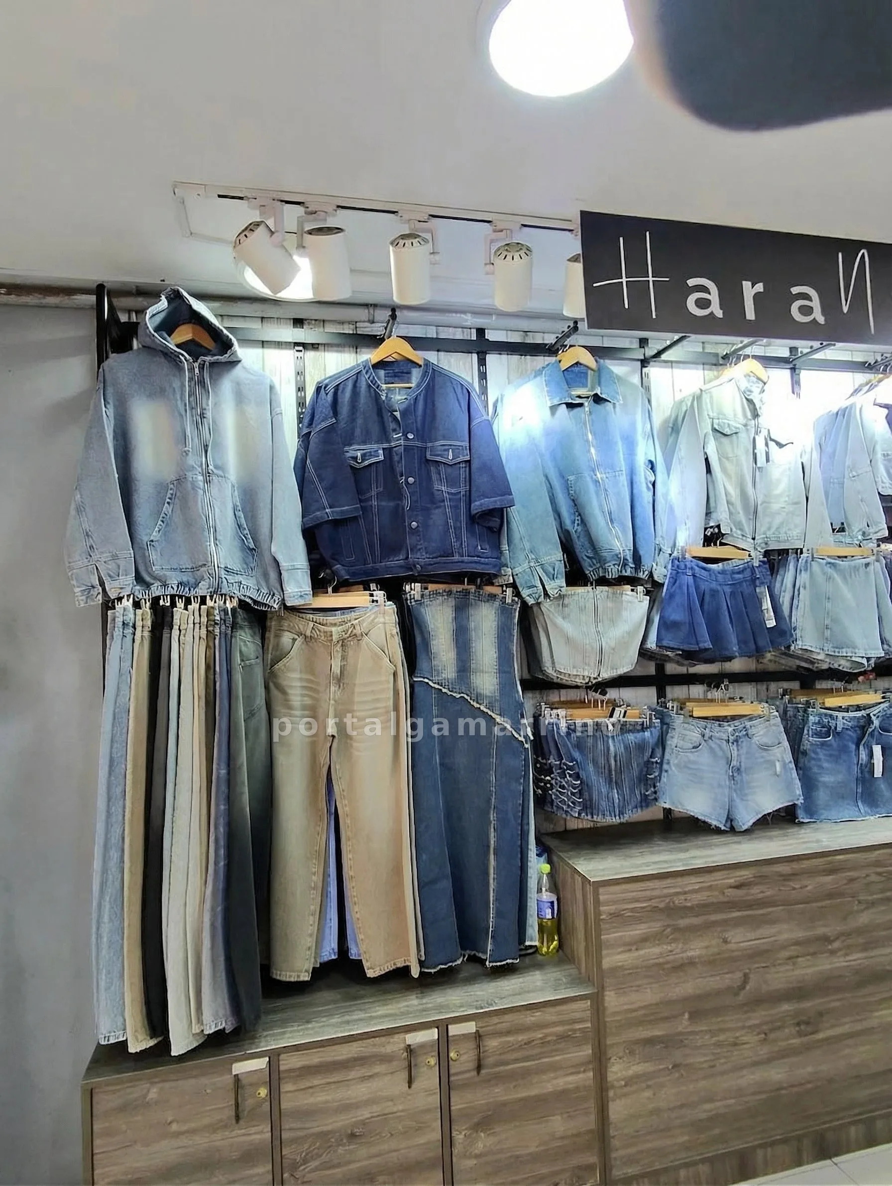 Tienda Femenina especializada en Denim — Galería Brisas