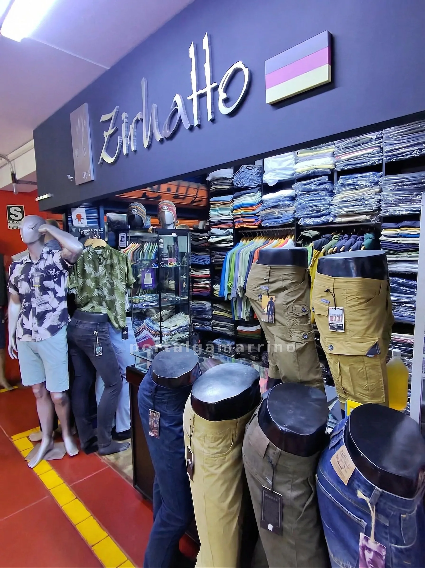 Tienda de ropa casual masculina con pantalones y camisas · Ropa y Moda · Ropa para hombre — foto 2