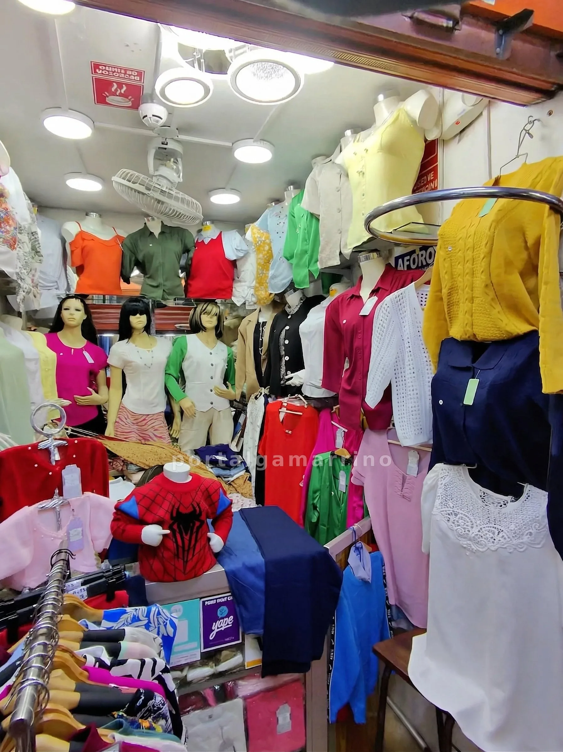 Tienda de ropa para mujer con blusas, polos y conjuntos — Galería El Rey