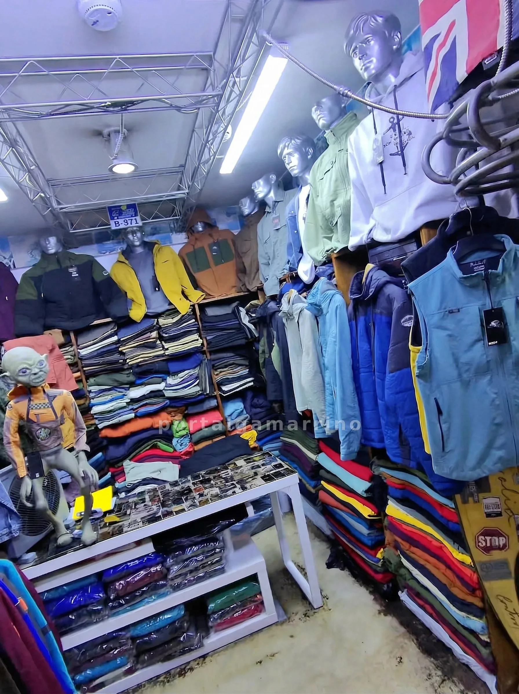 Tienda de ropa casual masculina con casacas, poleras y pantalones cargo · Ropa y Moda · Ropa para hombre — foto 3