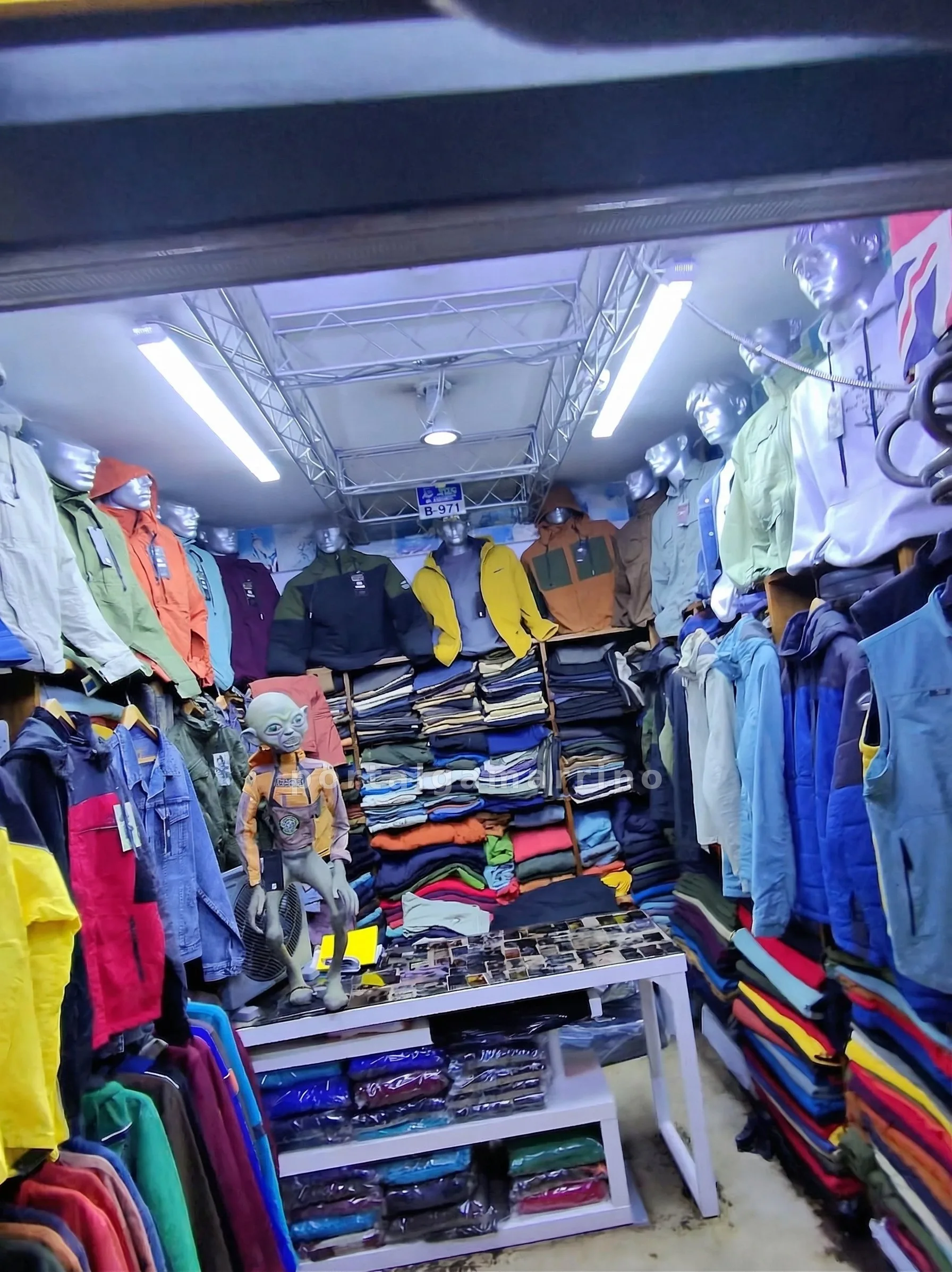 Tienda de ropa casual masculina con casacas, poleras y pantalones cargo · Ropa y Moda · Ropa para hombre — foto 1