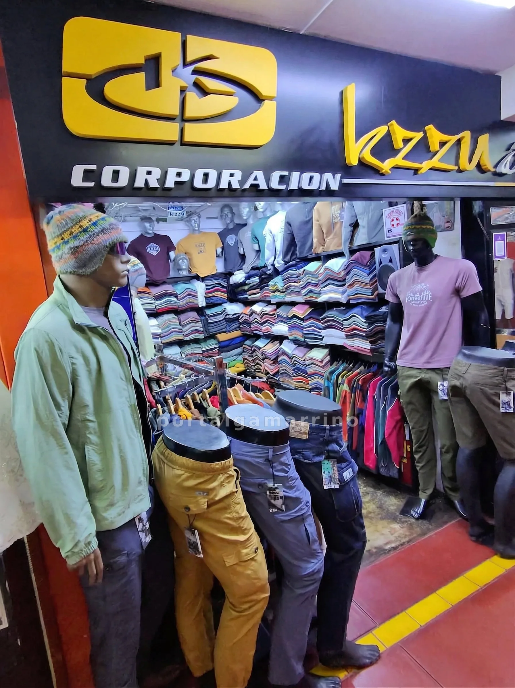 Tienda de ropa casual masculina con casacas, poleras y pantalones cargo · Ropa y Moda · Ropa para hombre — foto 2