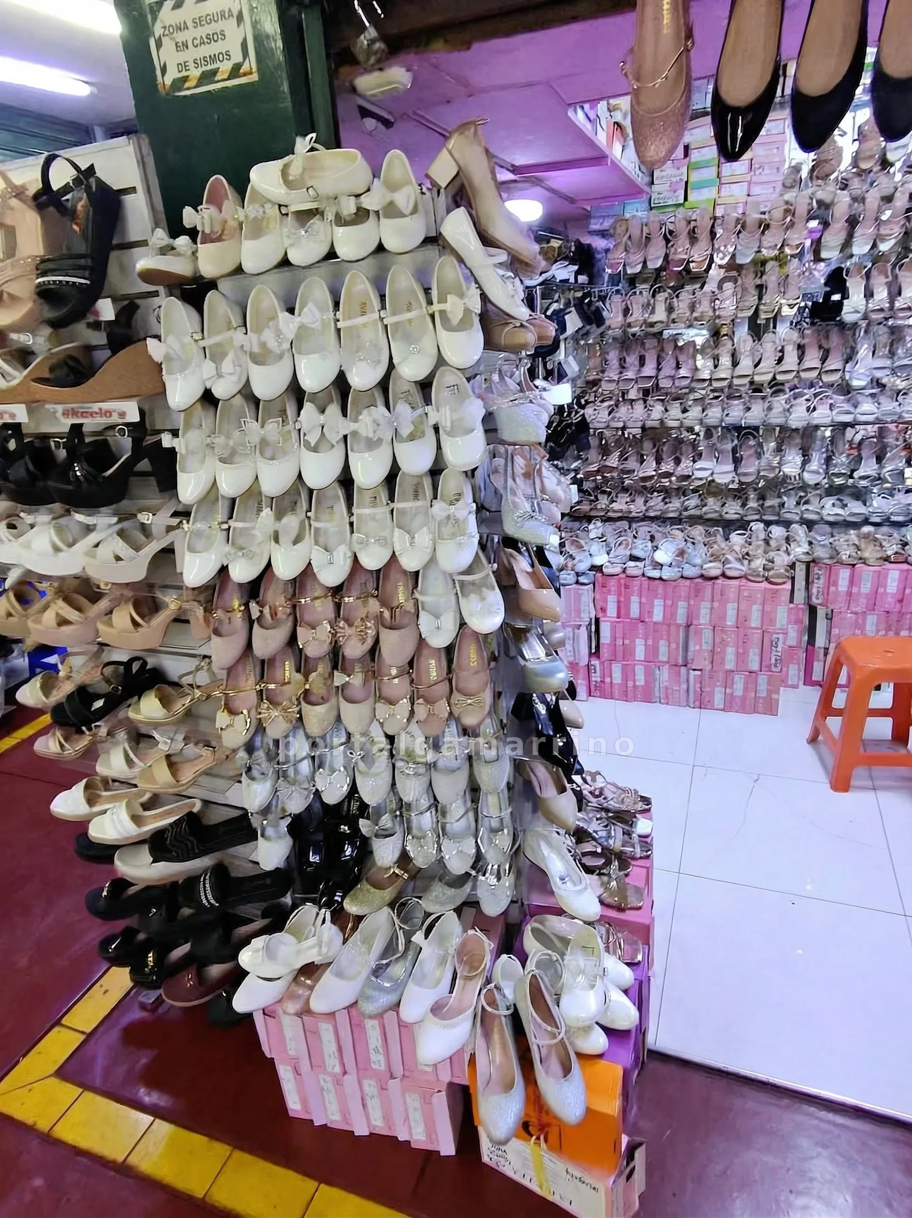 Zapatería de calzado de vestir y fiesta para niña y mujer — Galería El Rey