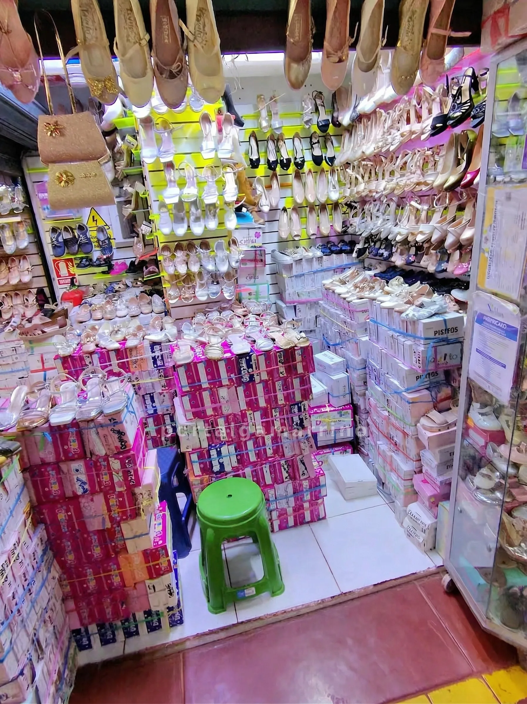 Tienda de calzado femenino y de niña — Galería El Rey