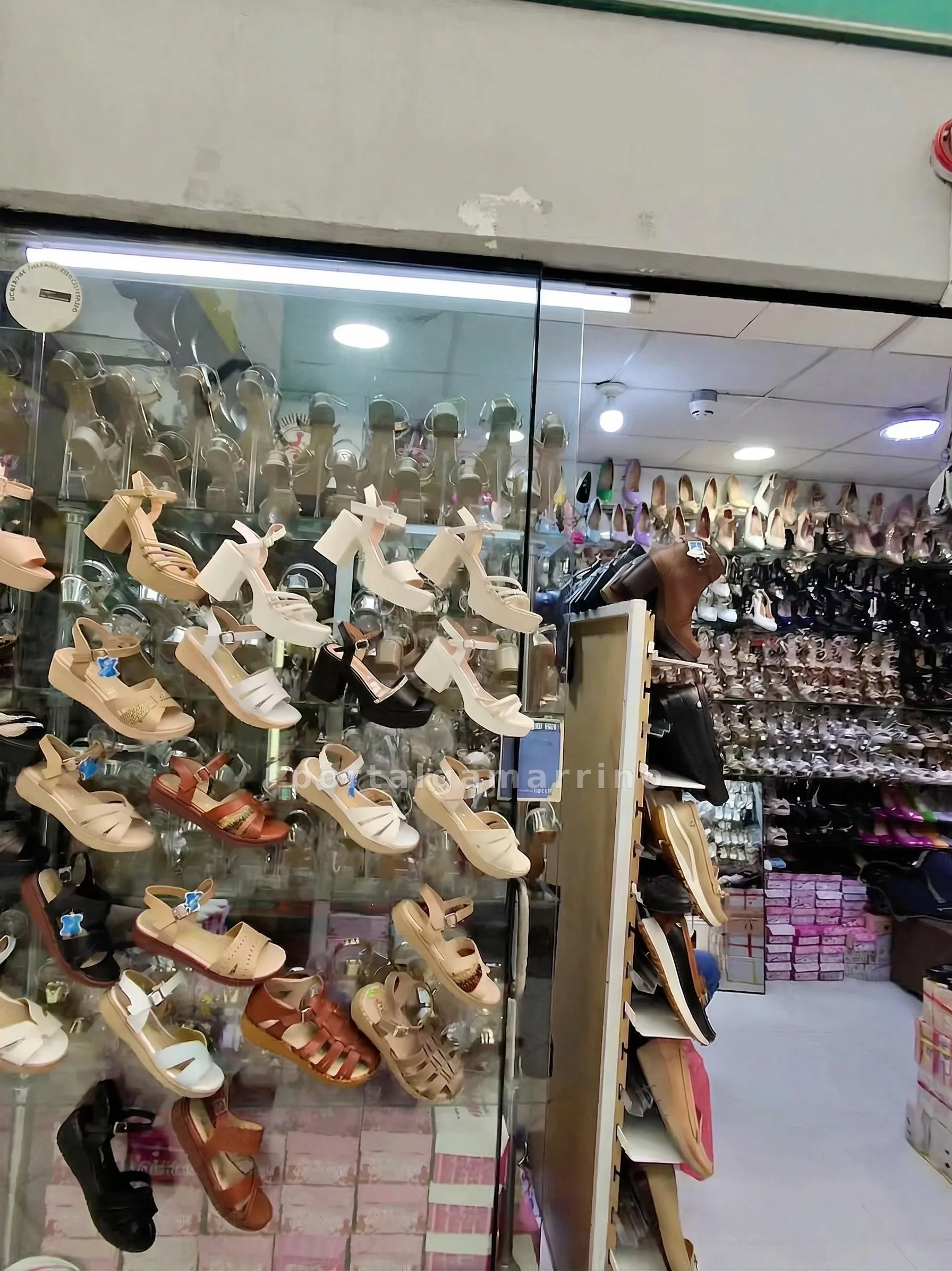 Tienda de calzado femenino de vestir y sandalias — Galería El Rey