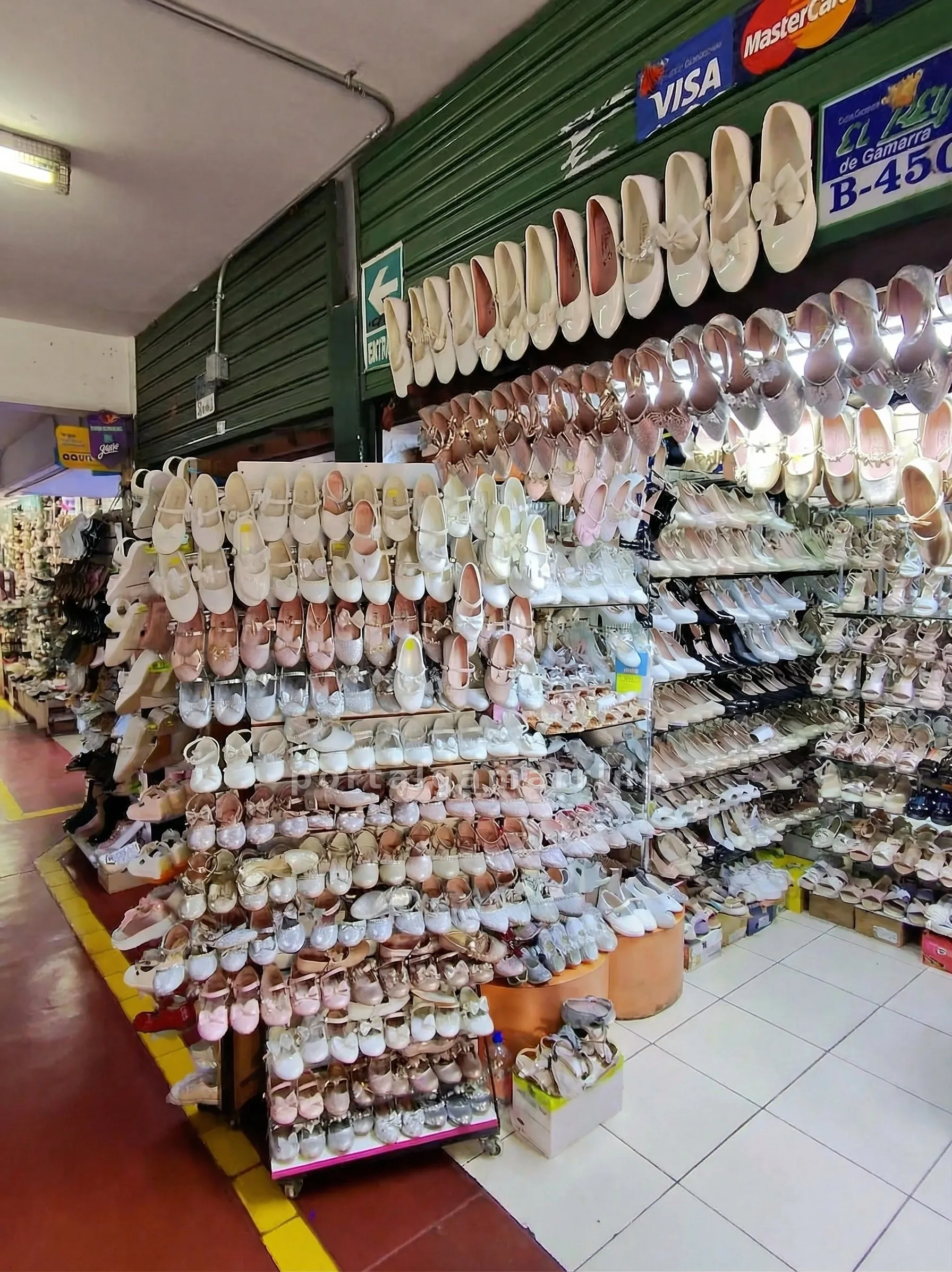 Tienda de calzado femenino de vestir y ceremonia — Galería El Rey