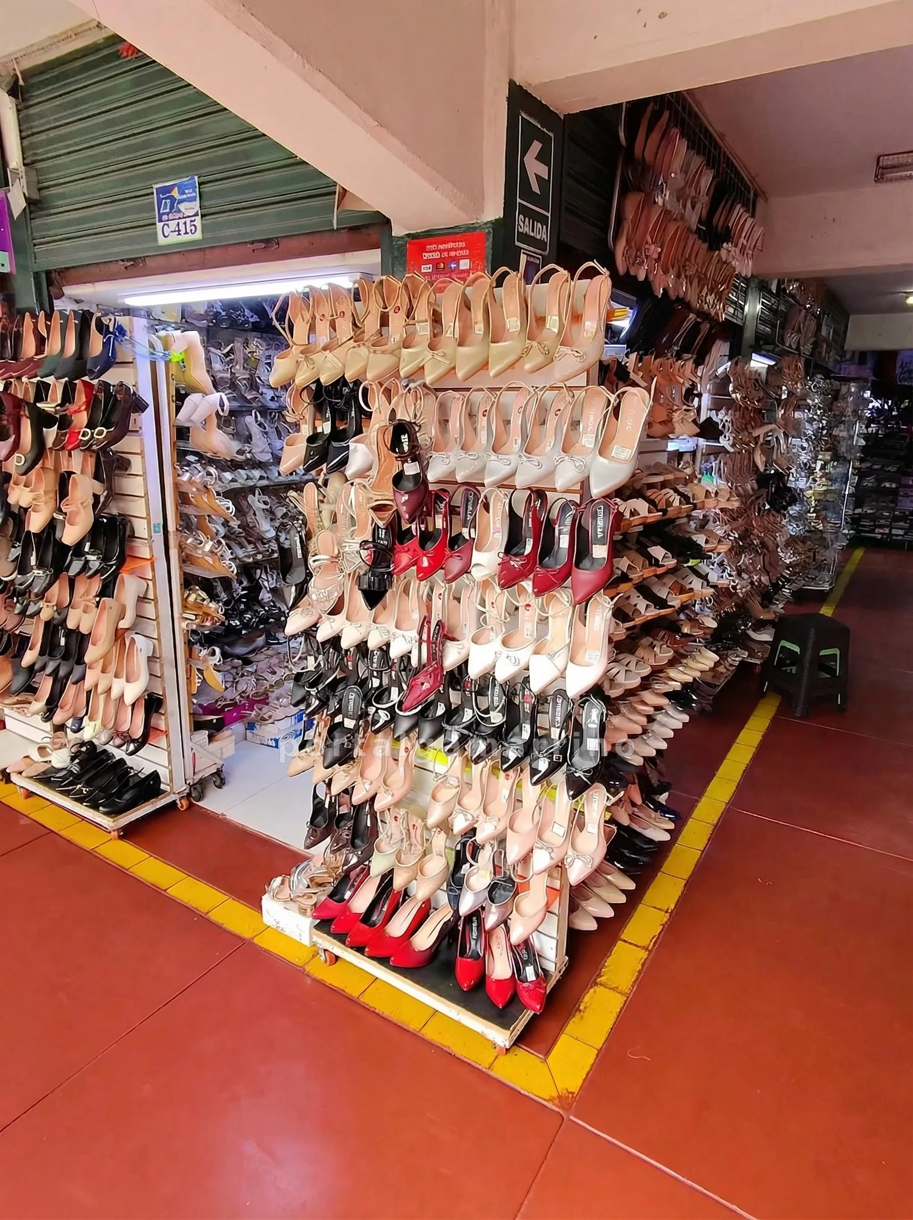 Tienda de calzado femenino de vestir y fiesta — Galería El Rey