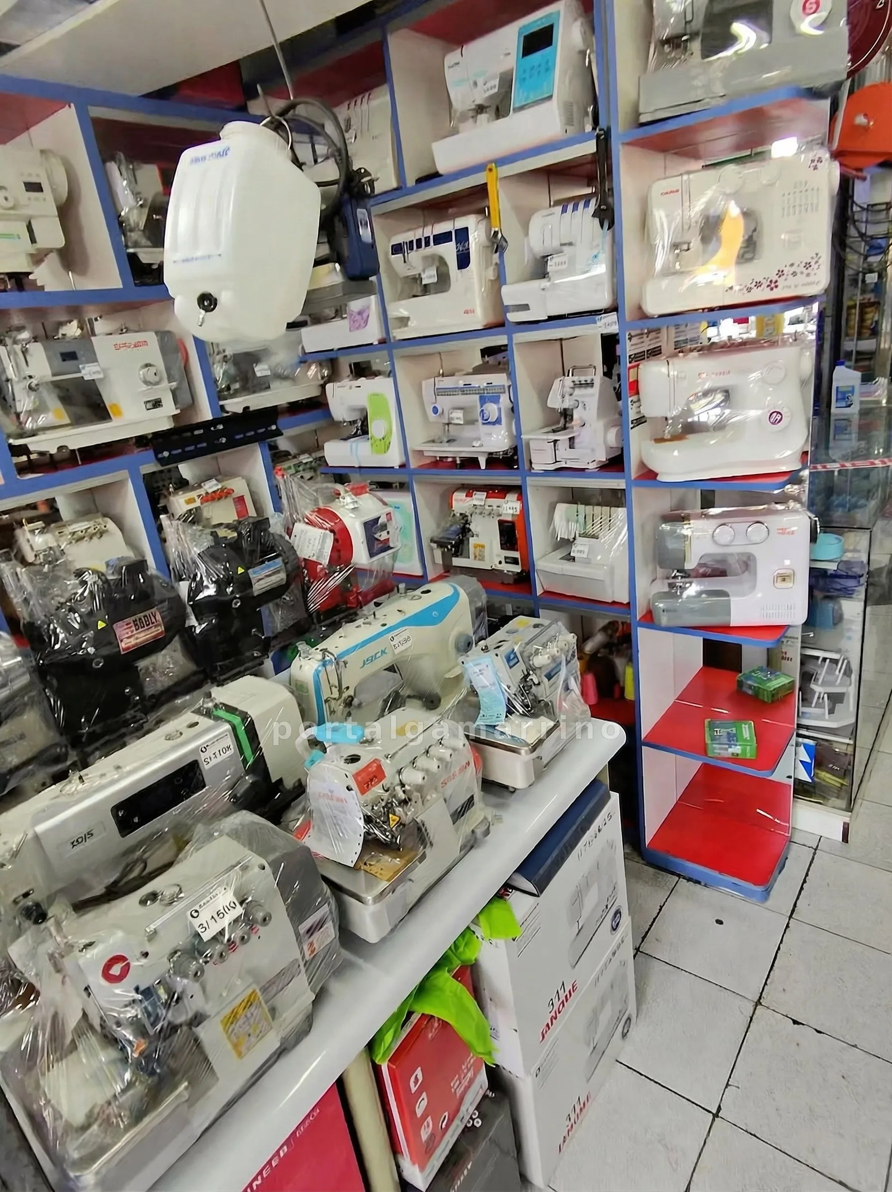 Tienda de máquinas de coser y remalladoras · Maquinaria y equipos textiles · Máquinas de confección y estampado — foto 2