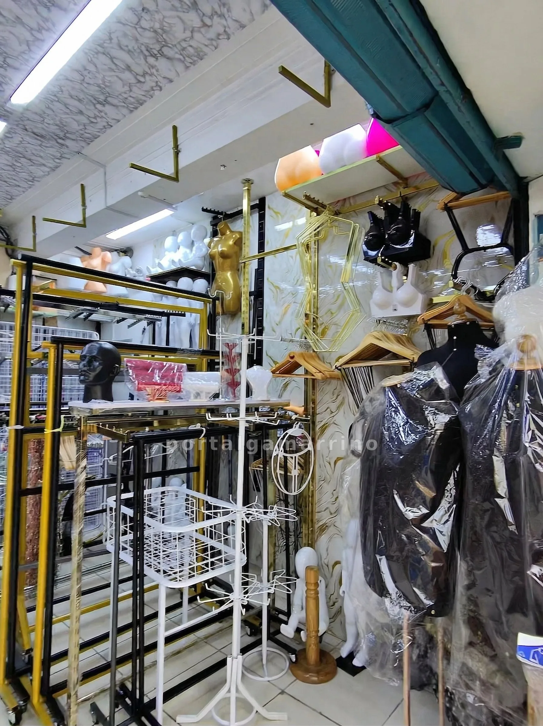 Tienda de maniquíes y equipamiento para exhibición comercial · Equipamiento para Tiendas · Maniquíes y exhibidores para Tiendas — foto 3
