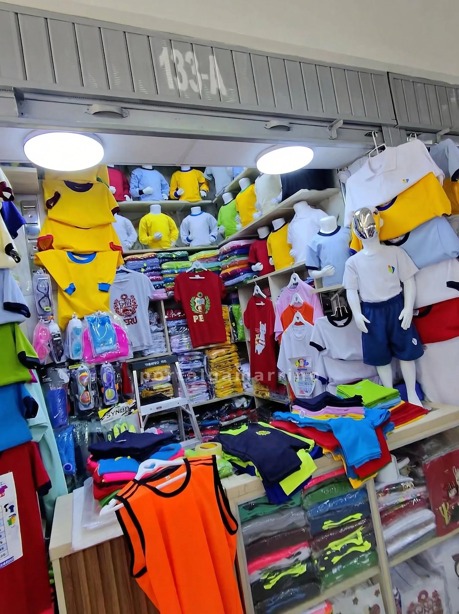 Tienda de uniformes escolares y polos básicos — Galería Humboldt