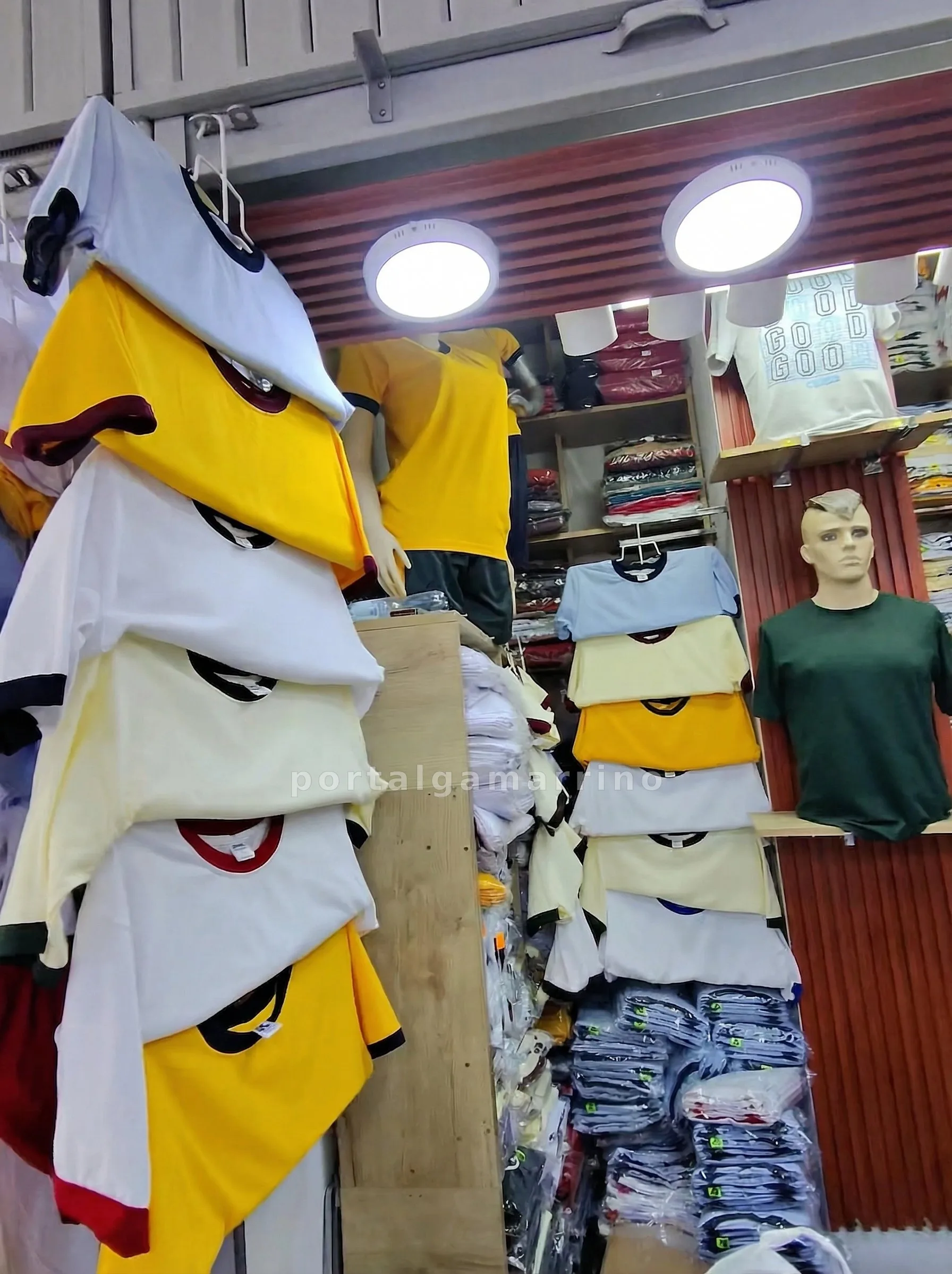 Tienda de polos básicos para colegios — Galería Humboldt