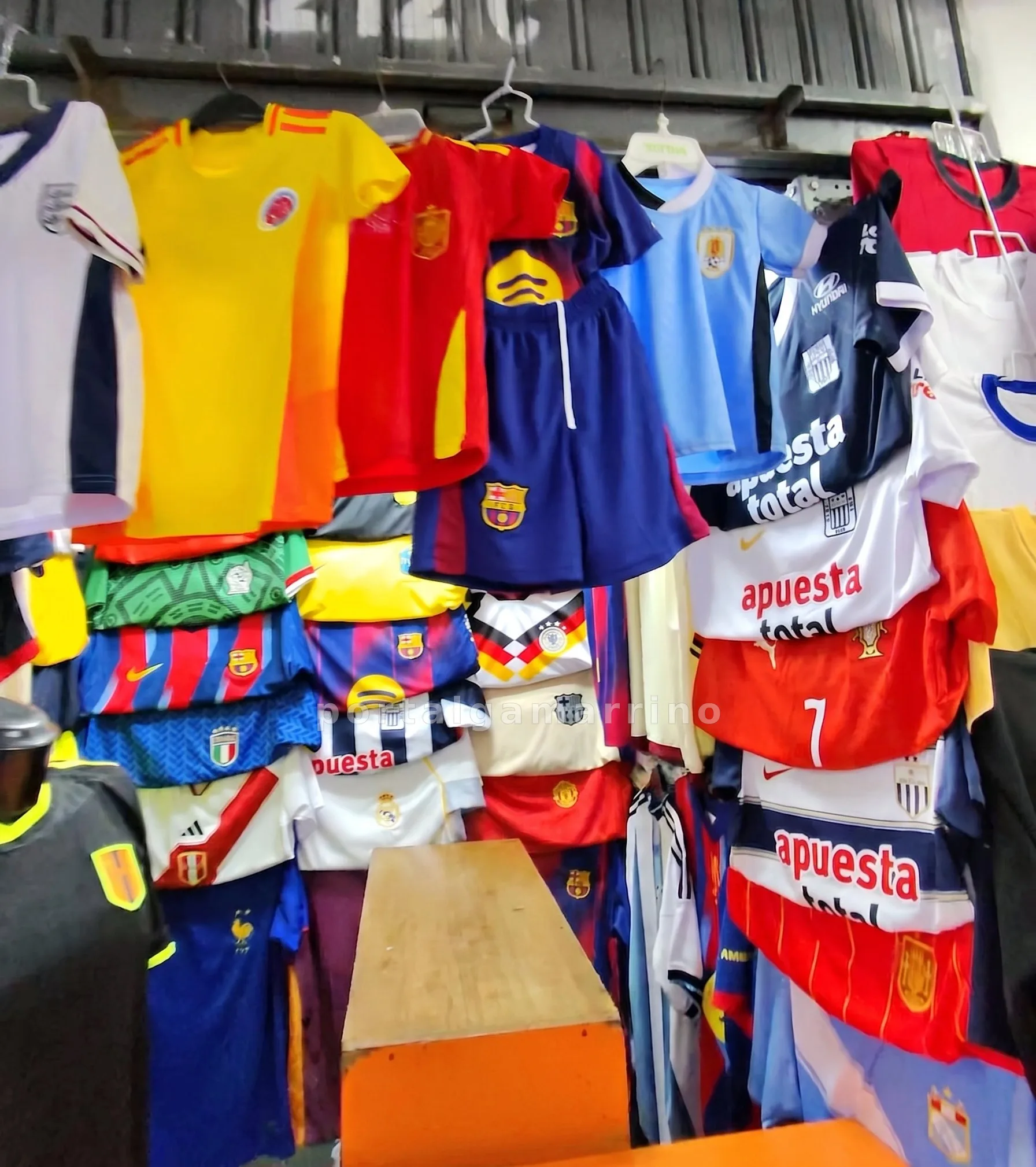 Tienda de Camisetas y Conjuntos de Futbol · Ropa Deportiva · Camisetas Deportivas — foto 1