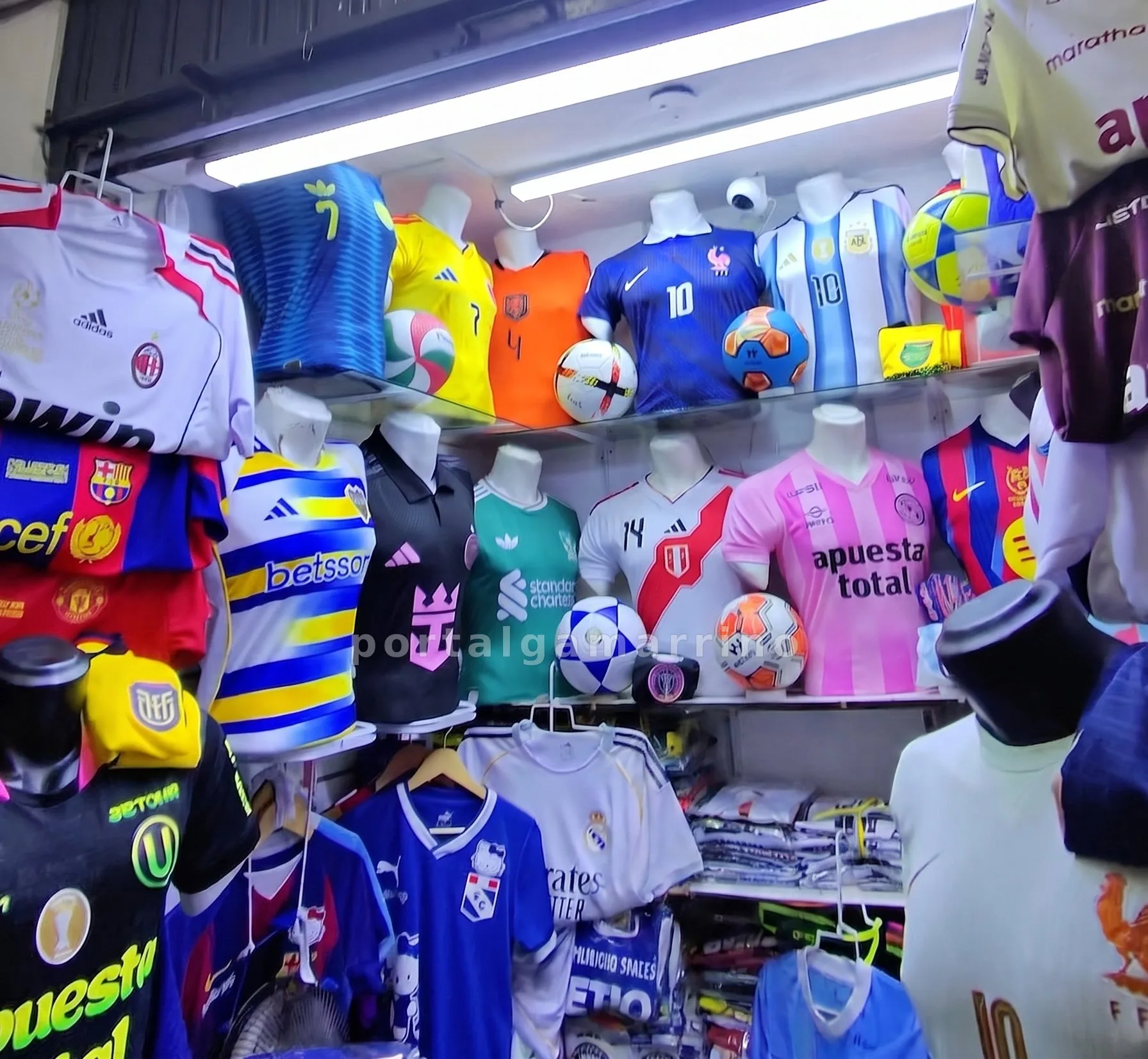 Tienda de Camisetas de Fútbol y Balones · Ropa Deportiva · Camisetas Deportivas — foto 1
