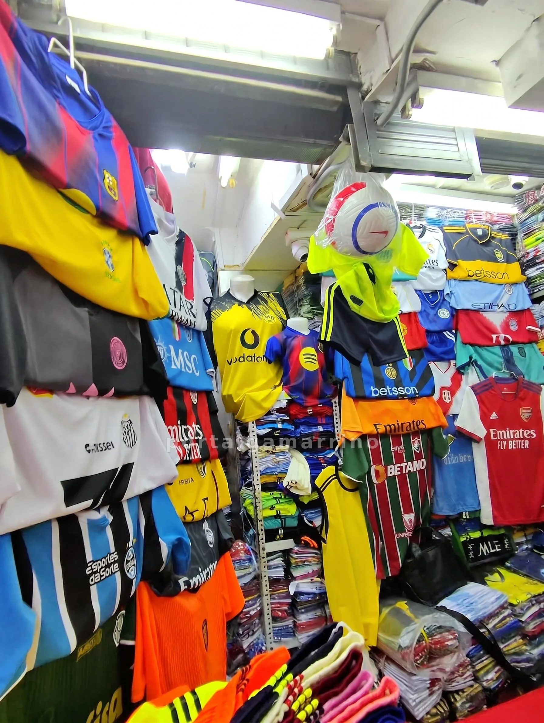 Tienda de Camisetas y Uniformes de Fútbol. Equipos de Fútbol · Ropa Deportiva · Camisetas Deportivas — foto 1