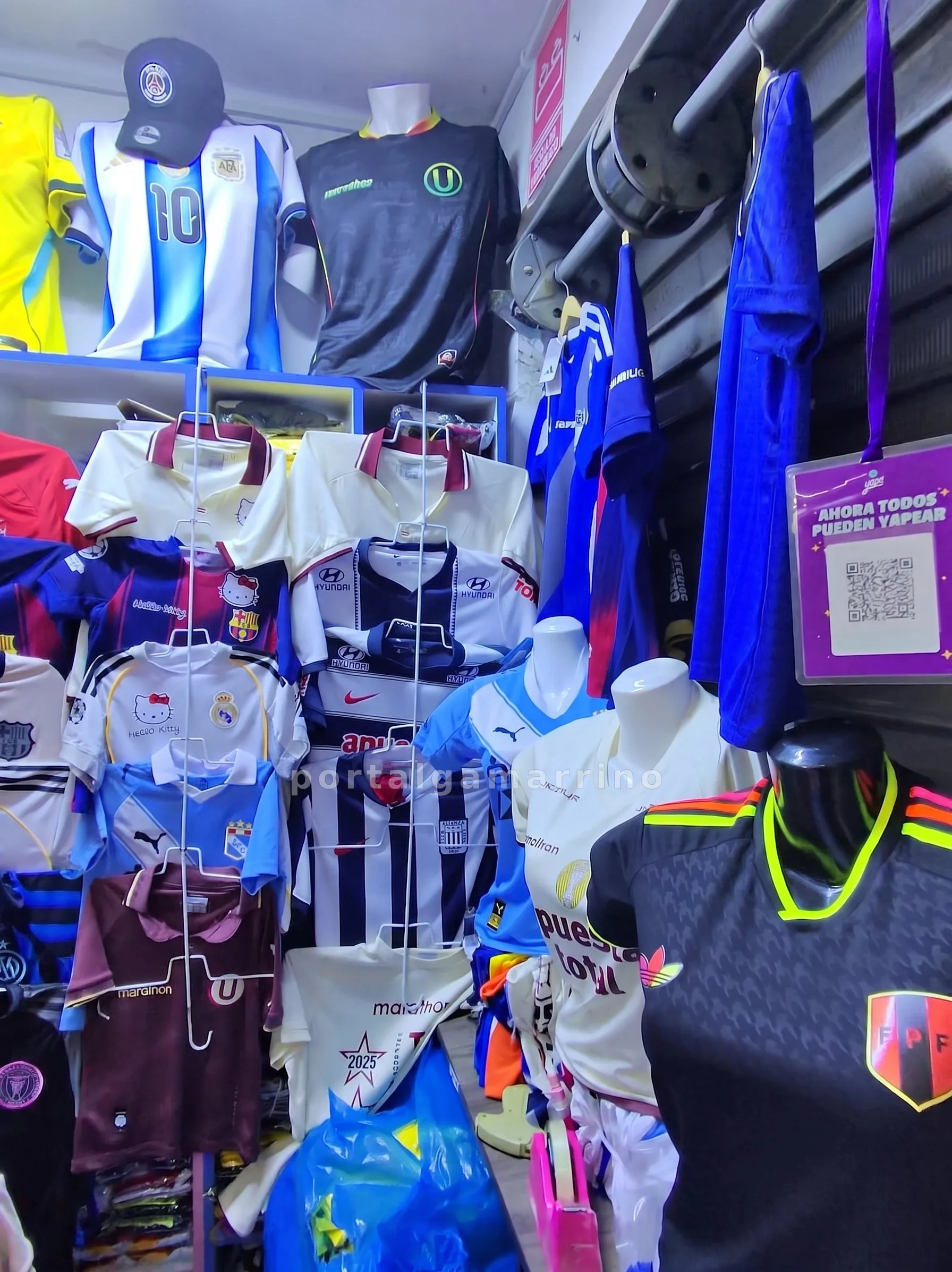 Tienda de Camisetas de Fútbol y Gorras — Galería Humboldt