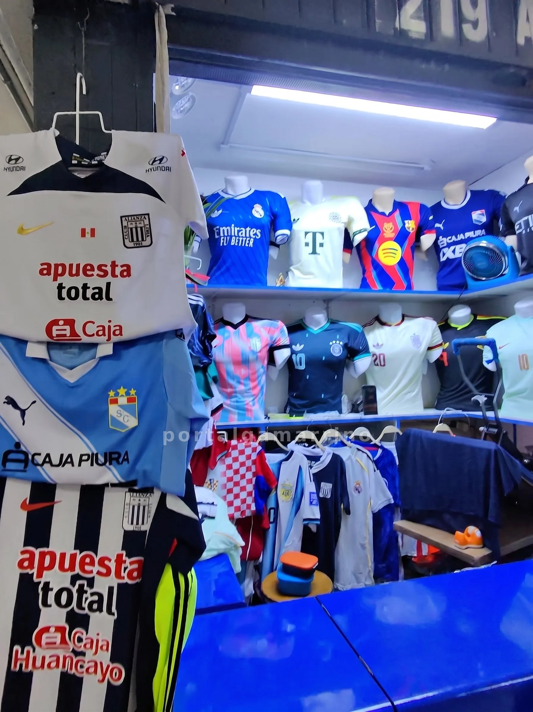 Tienda de Camisetas Deportivas de Equipos — Galería Humboldt