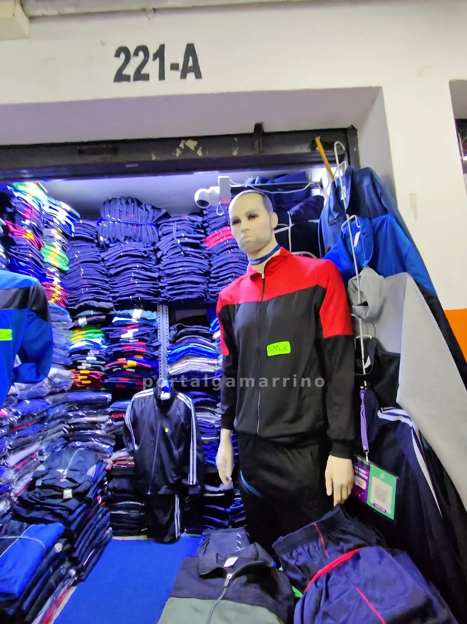 Tienda de Buzos y Chaquetas Deportivas — Galería Humboldt