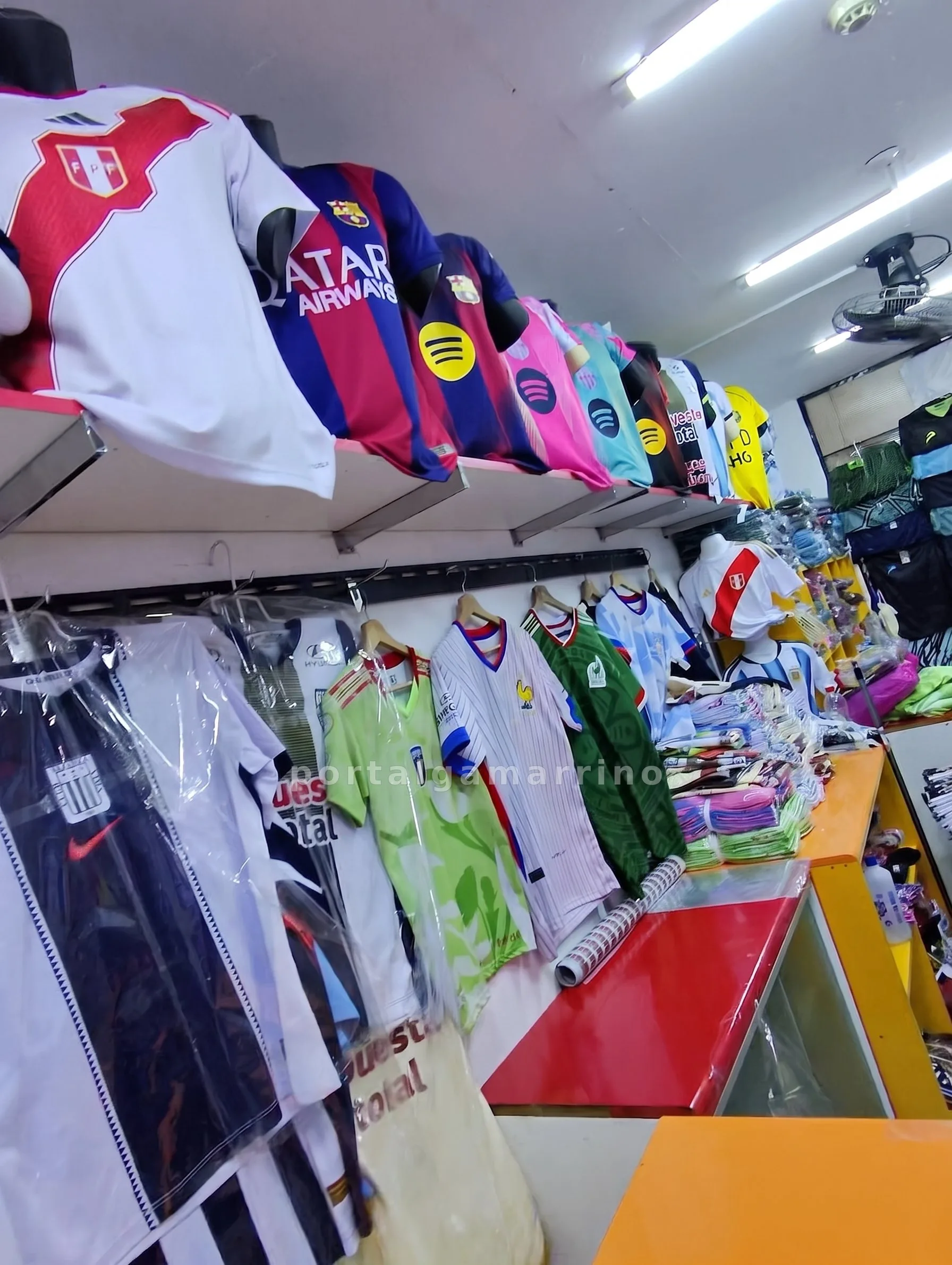 Tienda de Camisetas y Uniformes de FĂștbol · Ropa Deportiva · Camisetas Deportivas â foto 1