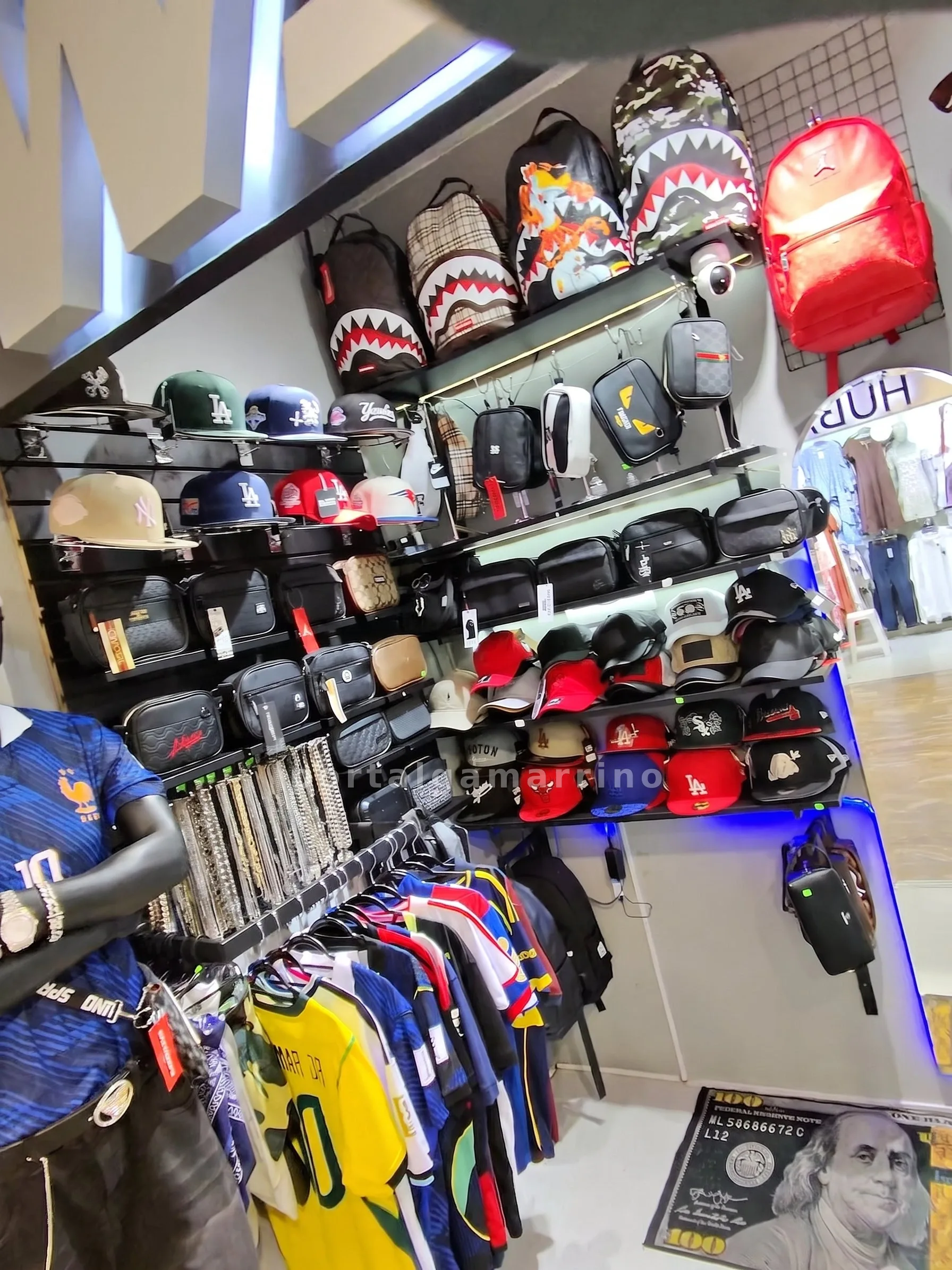 Tienda de Gorras, Mochilas y Accesorios — Galería Kristales