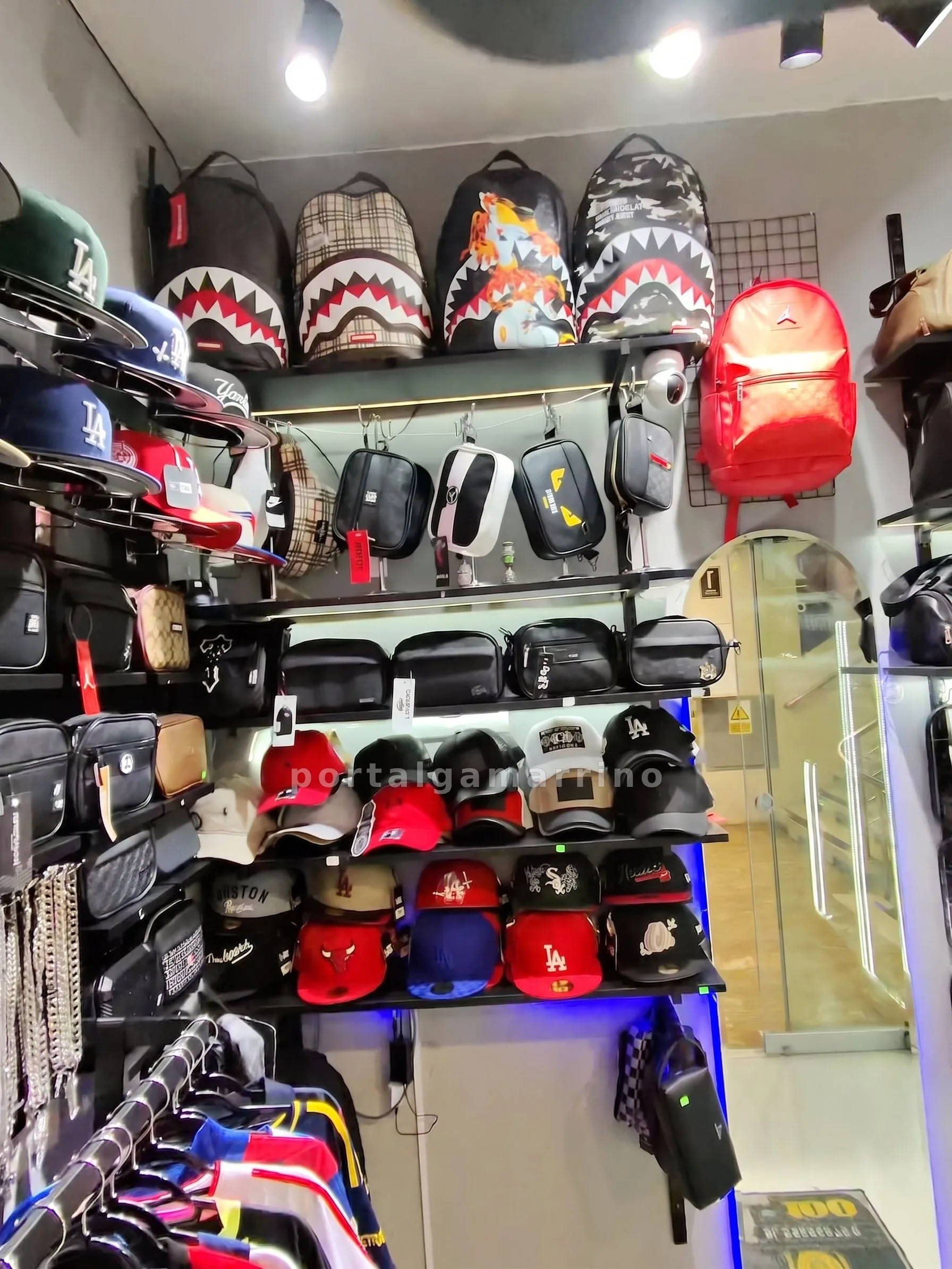 Tienda de Gorras, Mochilas y Accesorios · Accesorios · Gorras y Mochilas — foto 2