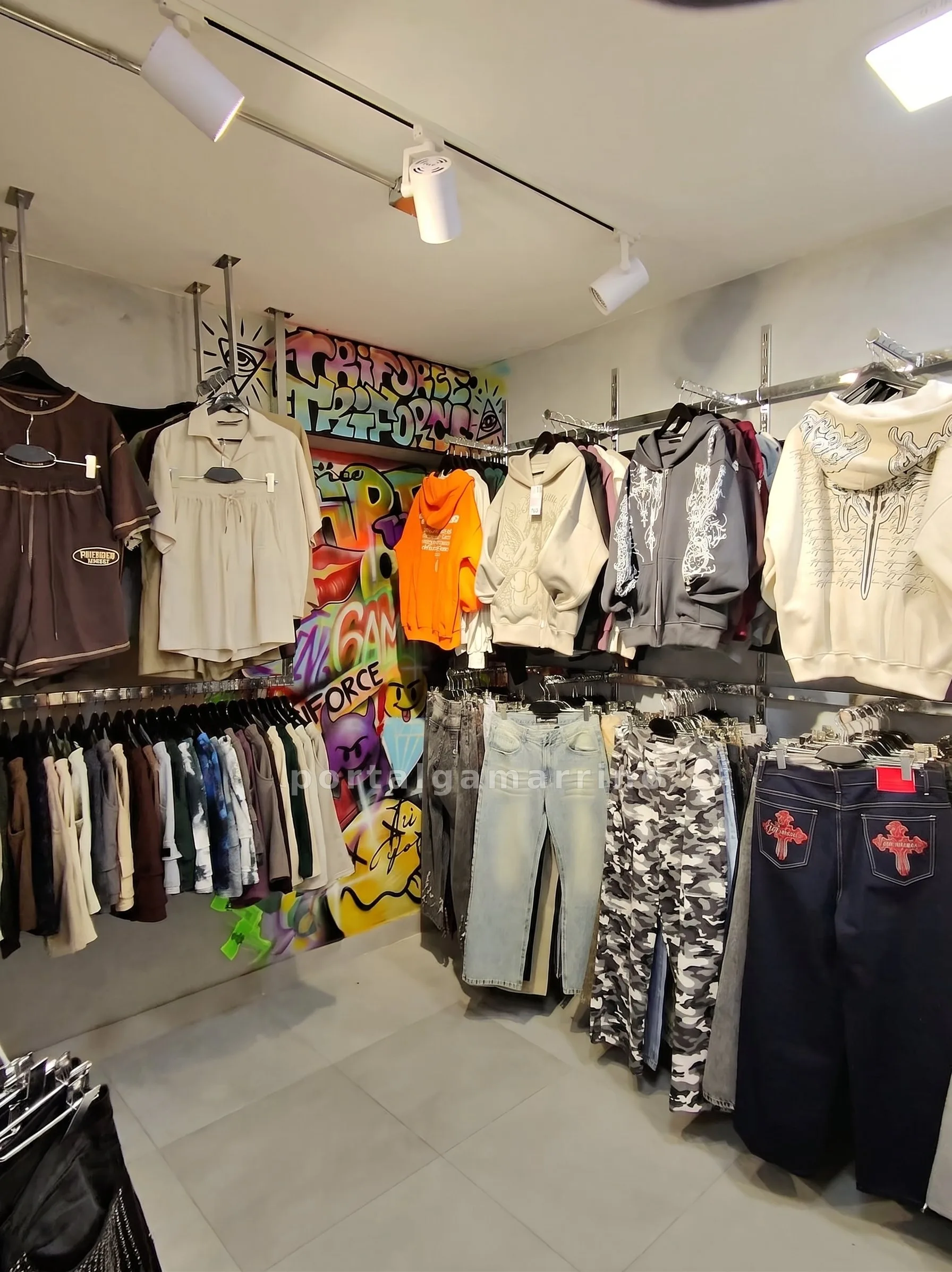 Tienda de Ropa Urbana Unisex · Ropa y Moda · Ropa para Hombre y Mujer — foto 2