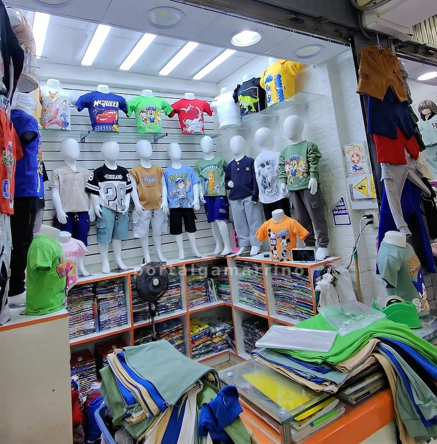 Tienda de ropa infantil con polos estampados y conjuntos · Ropa y Moda · Ropa para Niños — foto 1