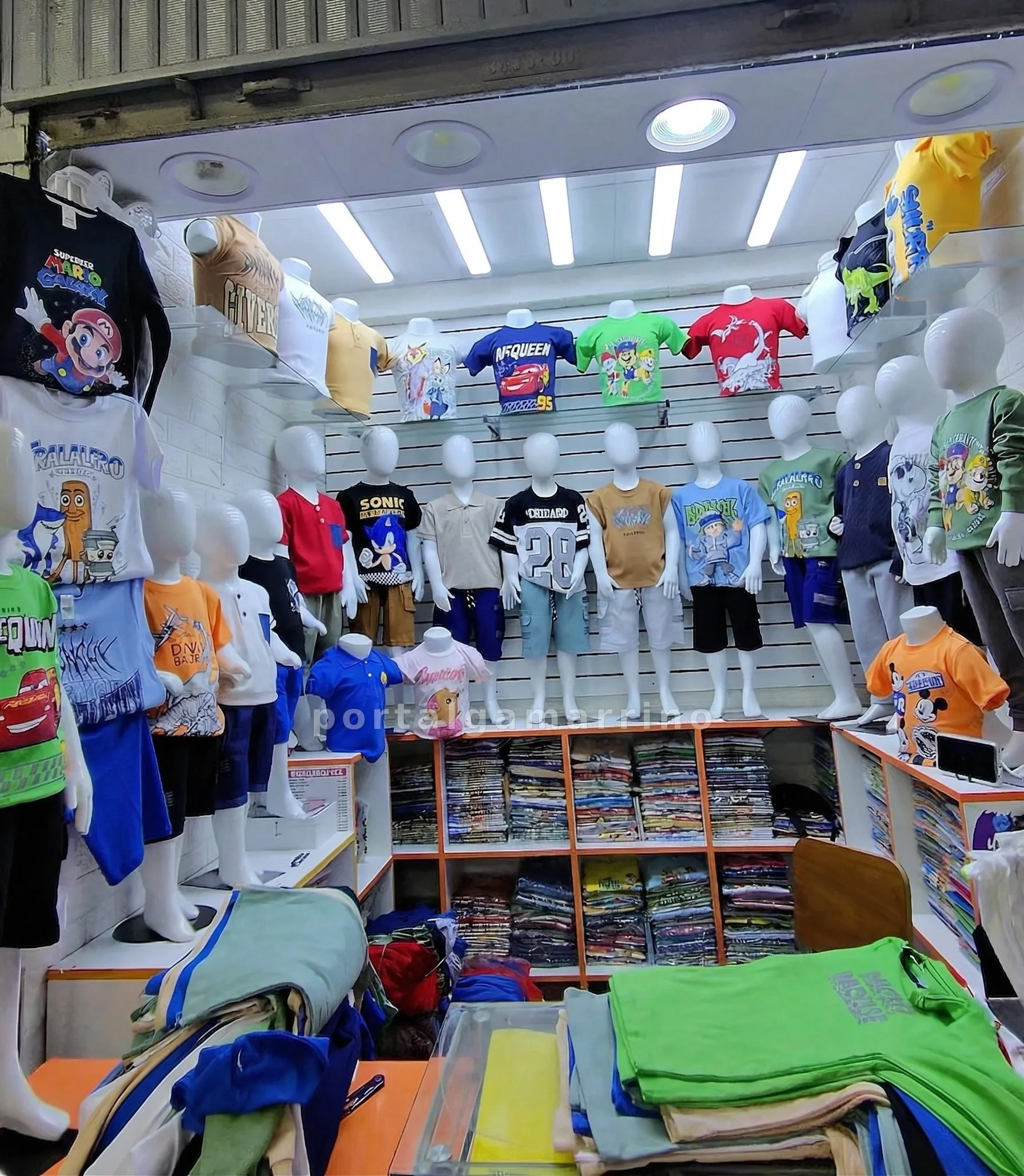 Tienda de ropa infantil con polos estampados y conjuntos · Ropa y Moda · Ropa para Niños — foto 2