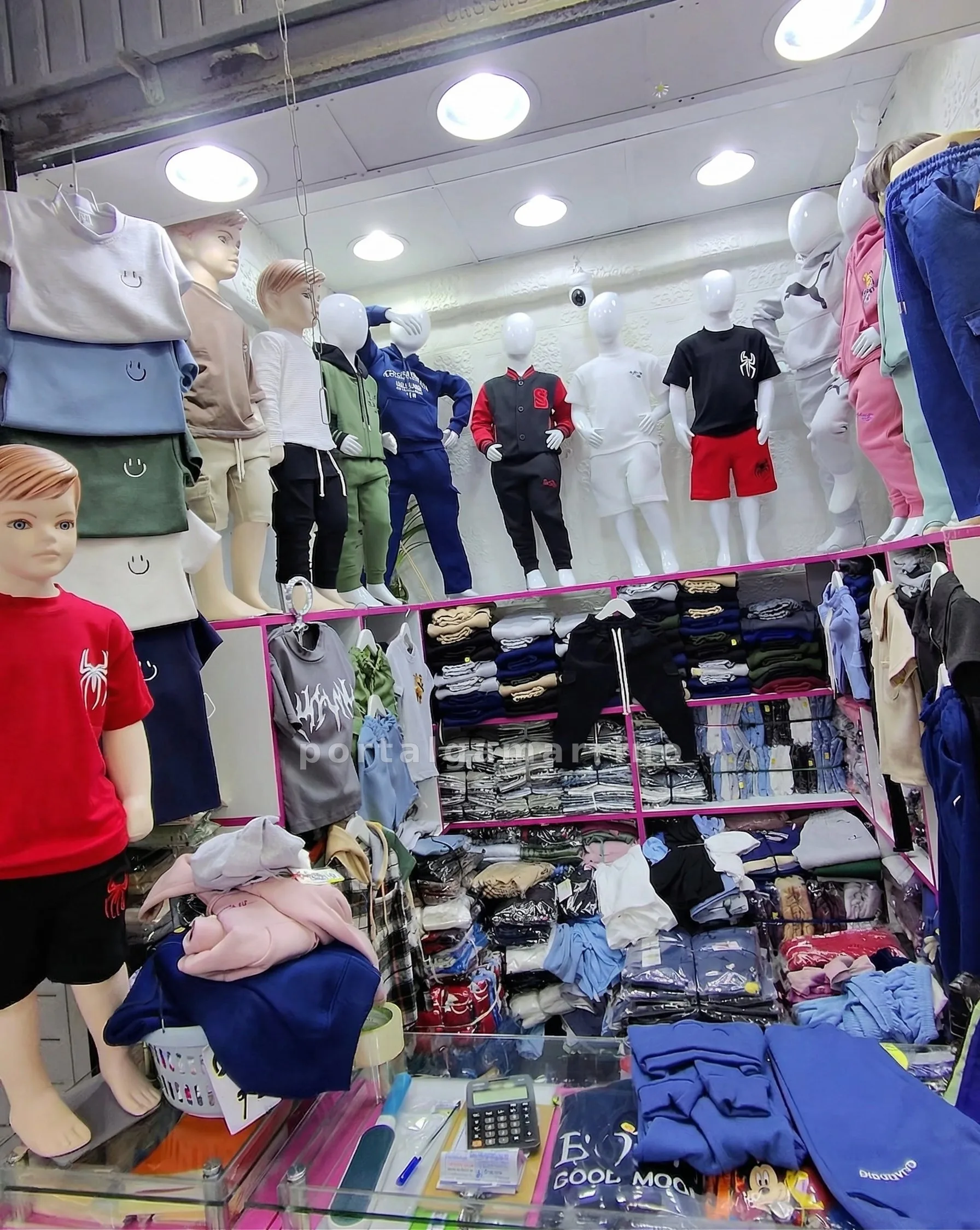 Tienda de conjuntos y ropa casual para niños — Galería San Gabriel