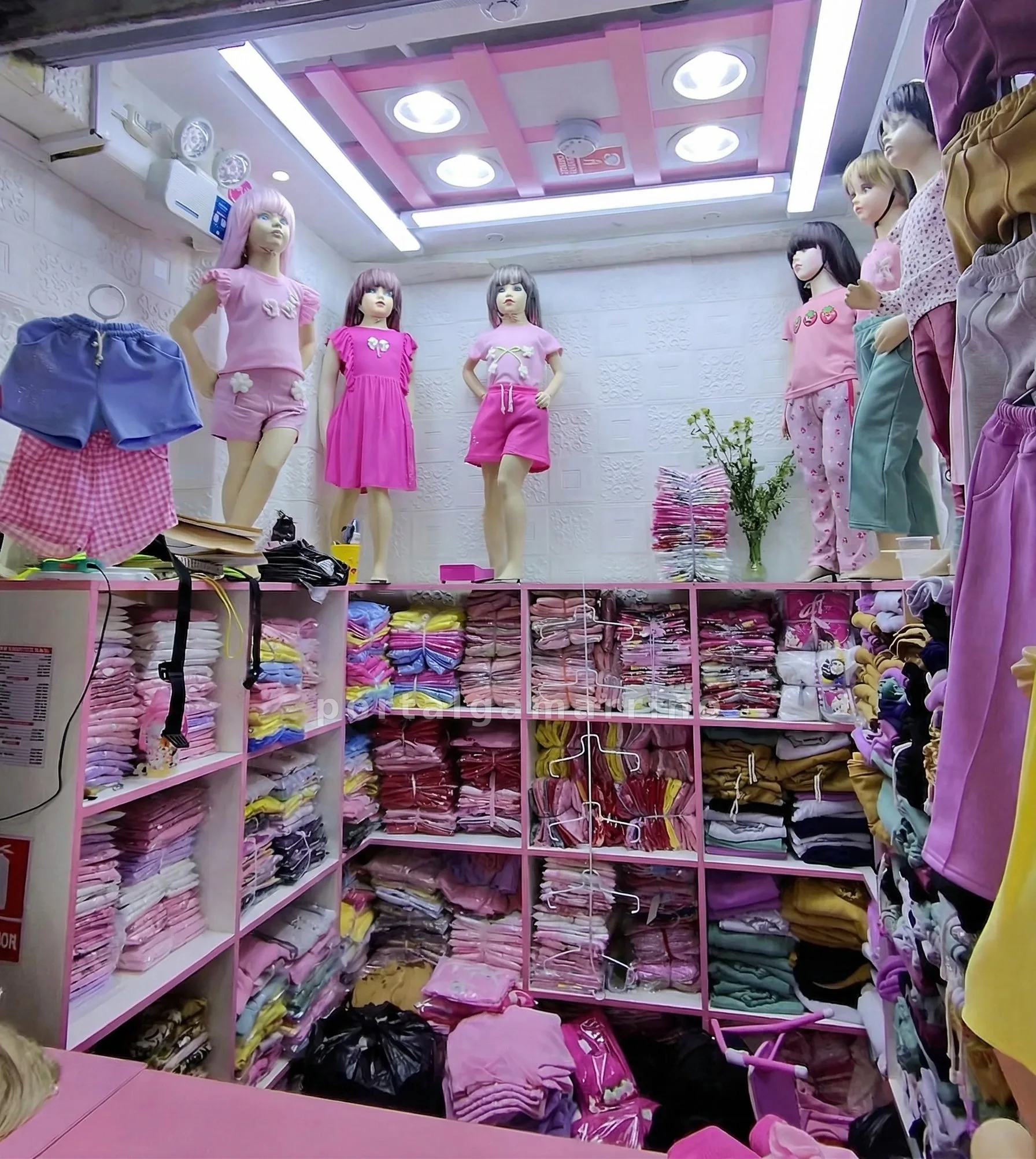 Tienda de ropa para niña y pijamas infantiles — Galería San Gabriel