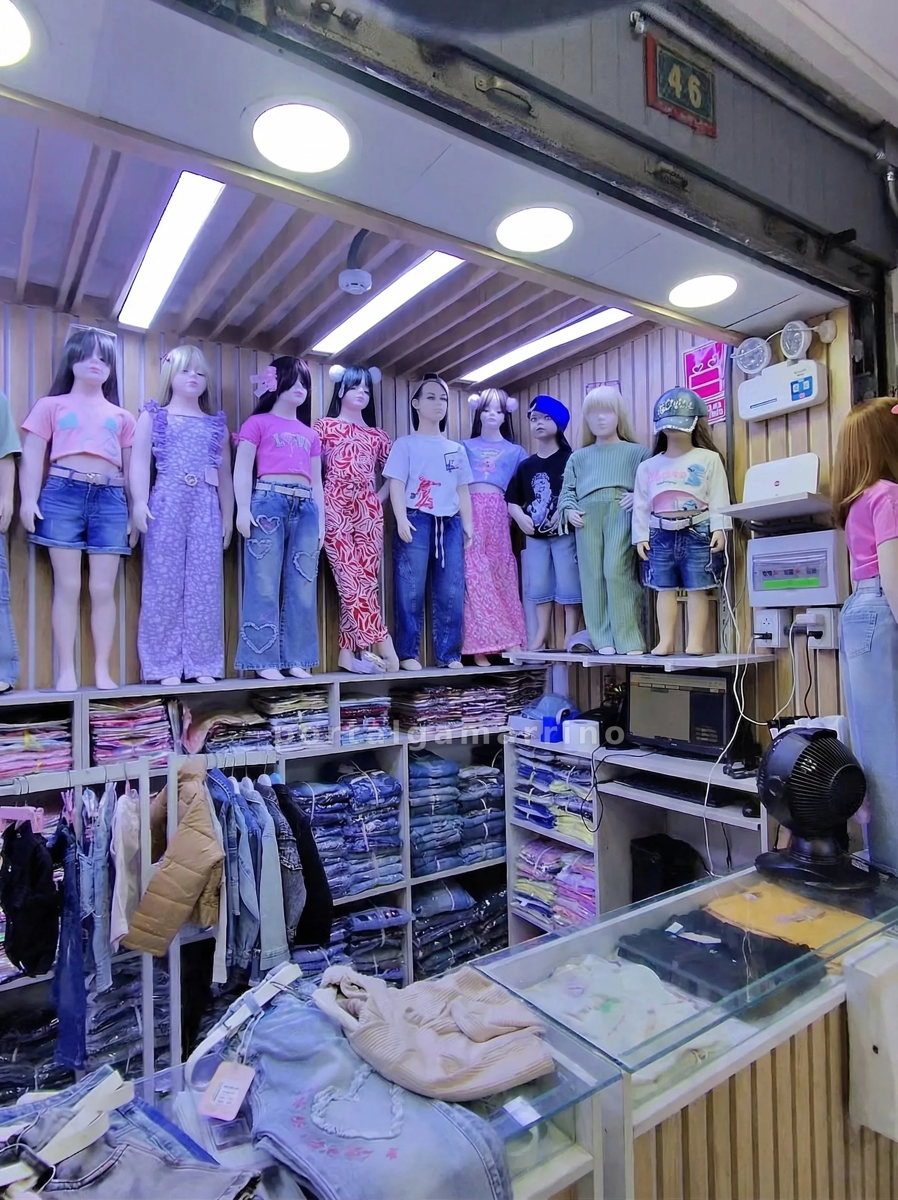 Tienda de ropa infantil femenina con jeans y conjuntos · Ropa Infantil · Ropa para Niñas — foto 1