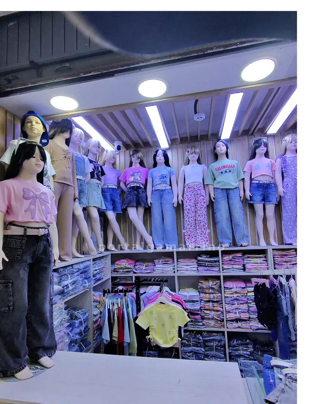 Tienda de ropa infantil femenina con jeans y conjuntos · Ropa Infantil · Ropa para Niñas — foto 2