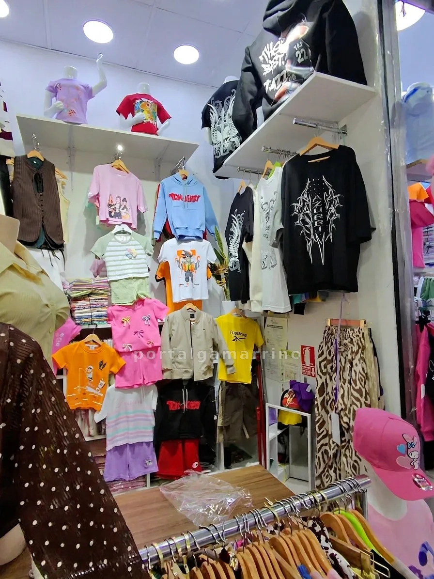 Tienda de ropa juvenil y prendas casuales para mujer y niños · Ropa y Moda · Ropa para Hombre y Mujer — foto 1