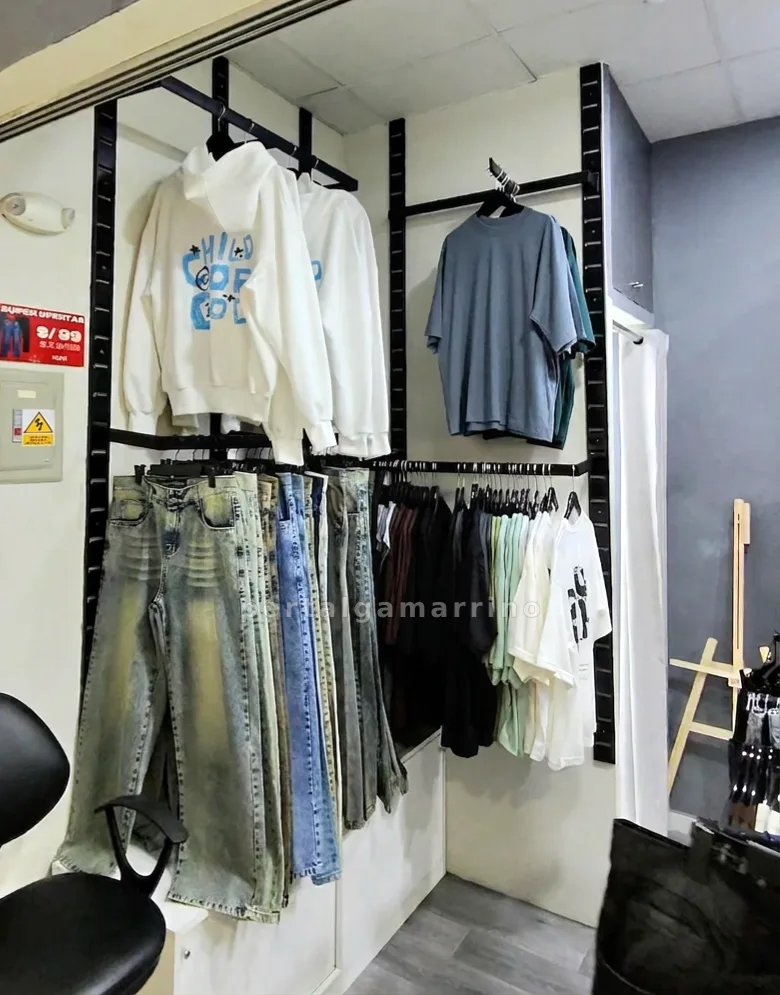 Tienda de jeans y polos casuales para hombre y mujer — Galería Generación Gamarra