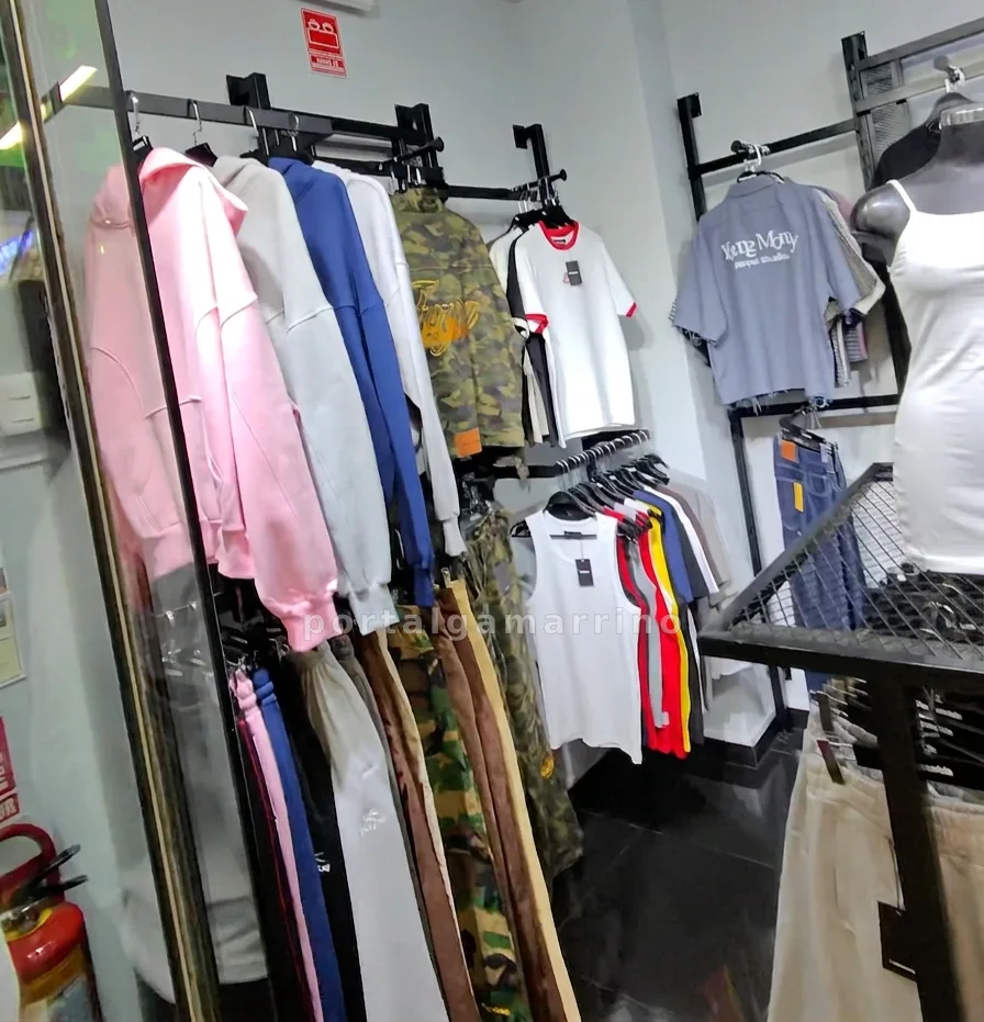 Tienda de ropa urbana para hombre y mujer · Ropa y Moda · Ropa para Hombre y Mujer — foto 2