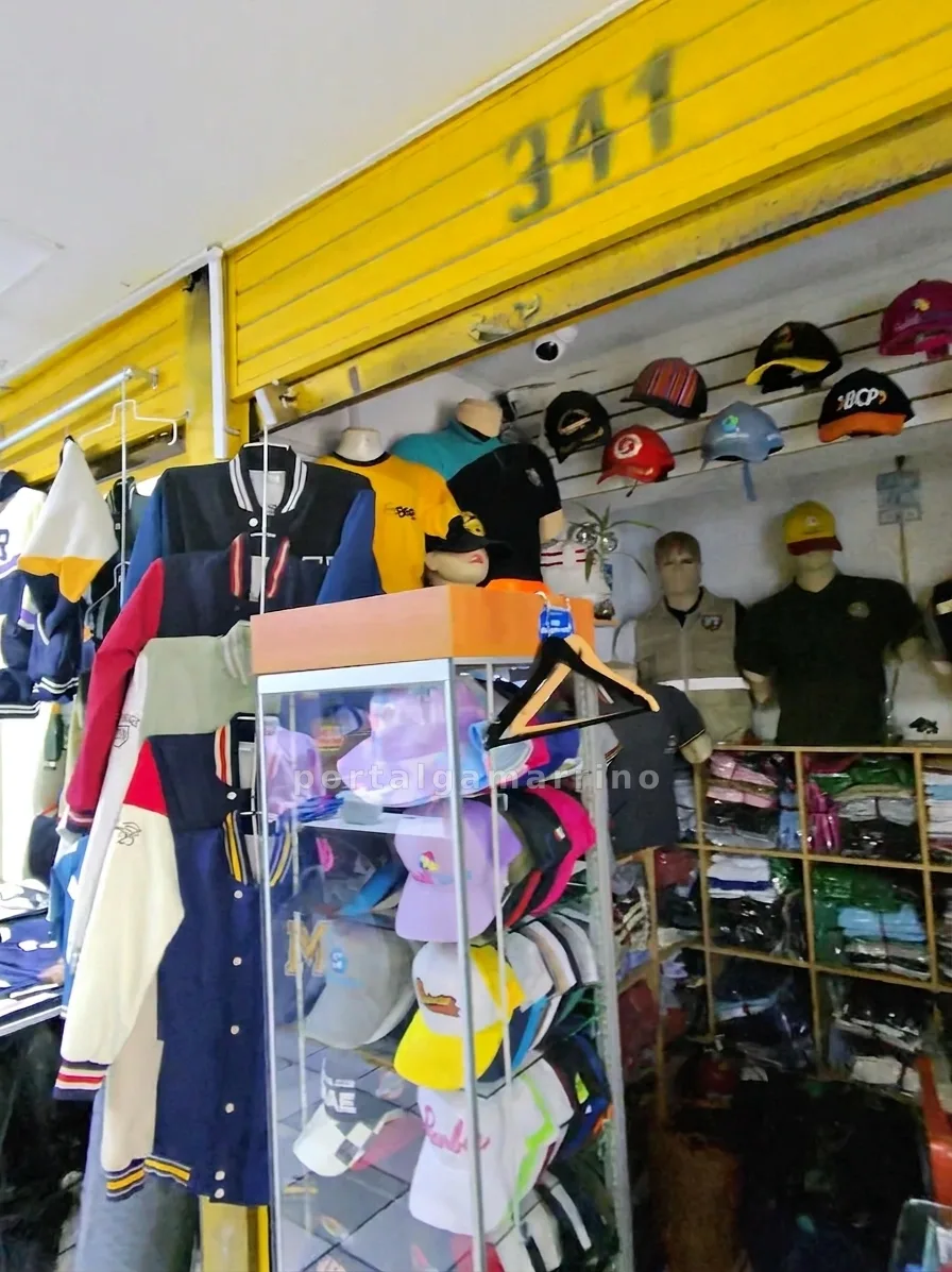 Tienda de gorras y ropa casual urbana · Ropa y Moda · Ropa para Hombre y Mujer — foto 1