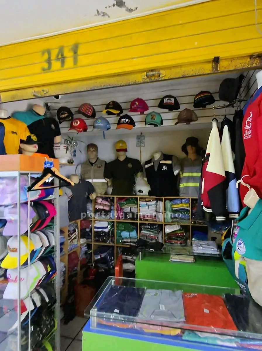 Tienda de gorras y ropa casual urbana · Ropa y Moda · Ropa para Hombre y Mujer — foto 2