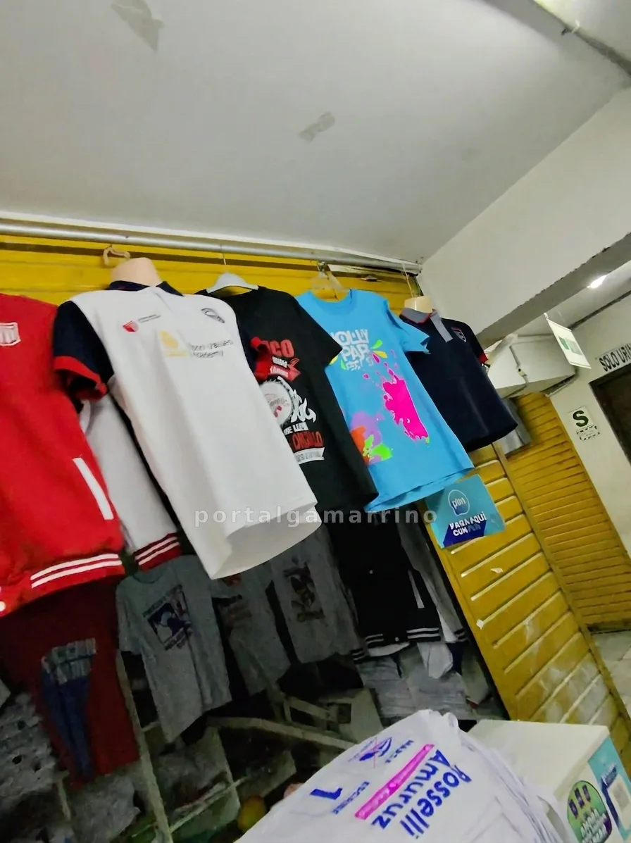 Tienda de casacas varsity y polos estampados — Galería Santa Rosa