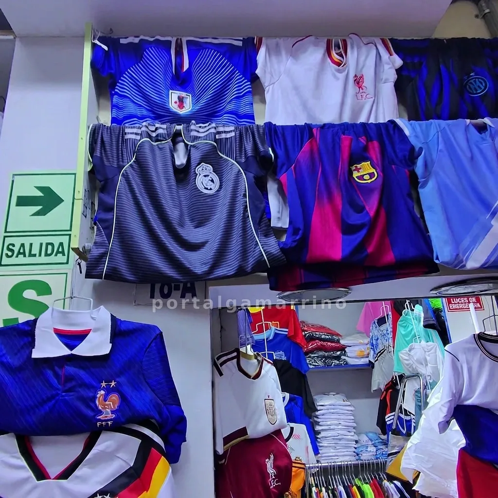 Tienda de camisetas de fútbol y polos deportivos — Galería El Cesar