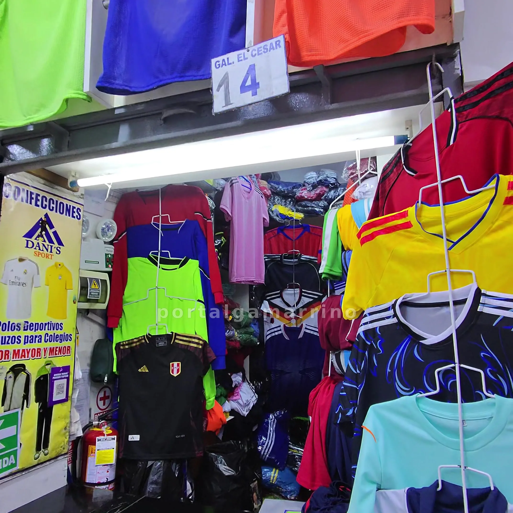 Tienda de polos deportivos y buzos para colegios — Galería El Cesar