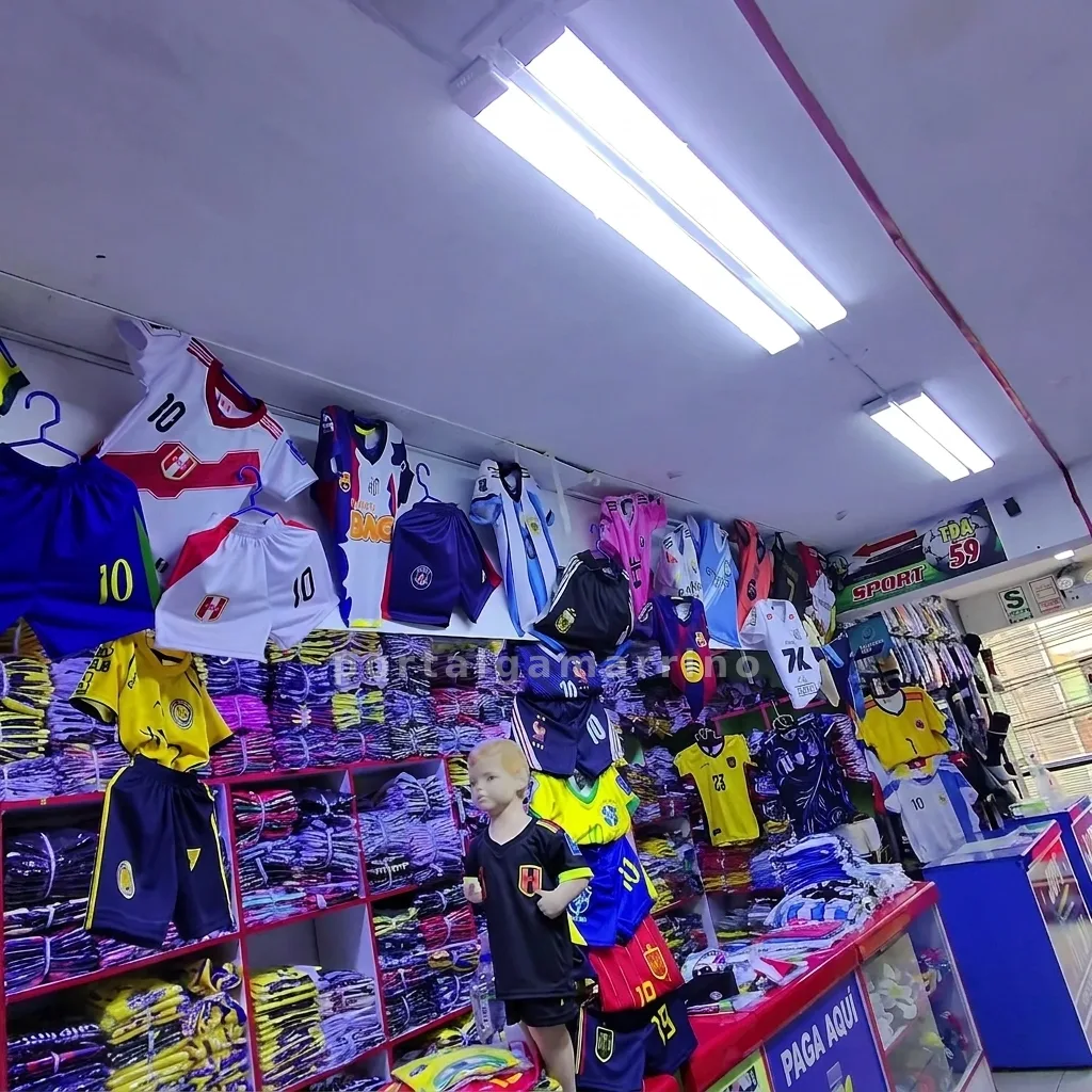 Tienda de camisetas y conjuntos de fĂștbol · Ropa Deportiva · Ropa Deportiva â foto 2