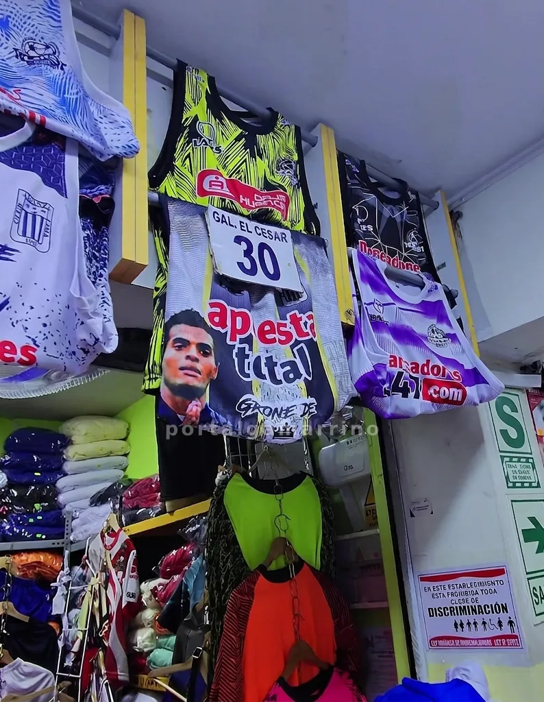 Tienda de camisetas y uniformes de fĂștbol · Ropa Deportiva · Ropa Deportiva â foto 1