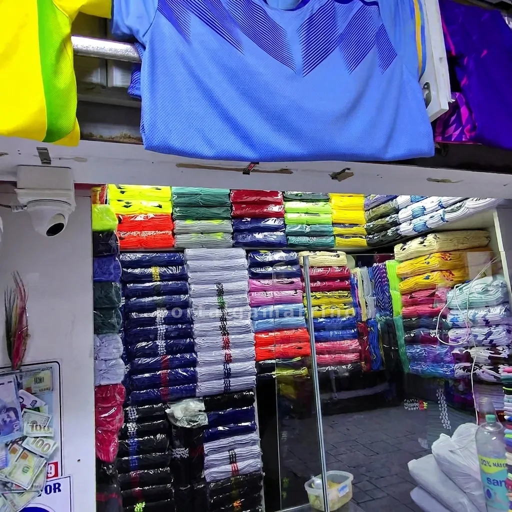 Tienda de camisetas y polos deportivos — Galería El Cesar