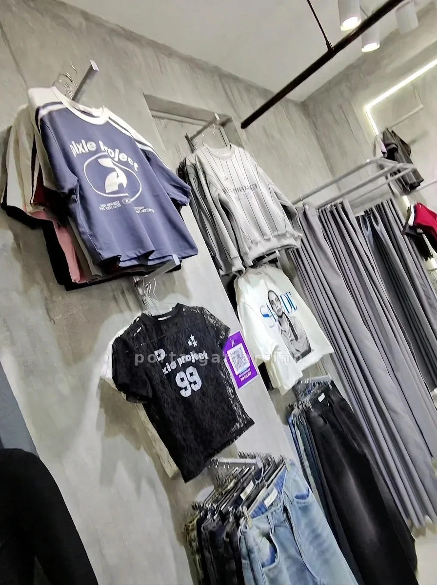 Tienda de ropa juvenil para mujer con jeans y tops · Ropa de Mujer · Ropa para mujer — foto 1